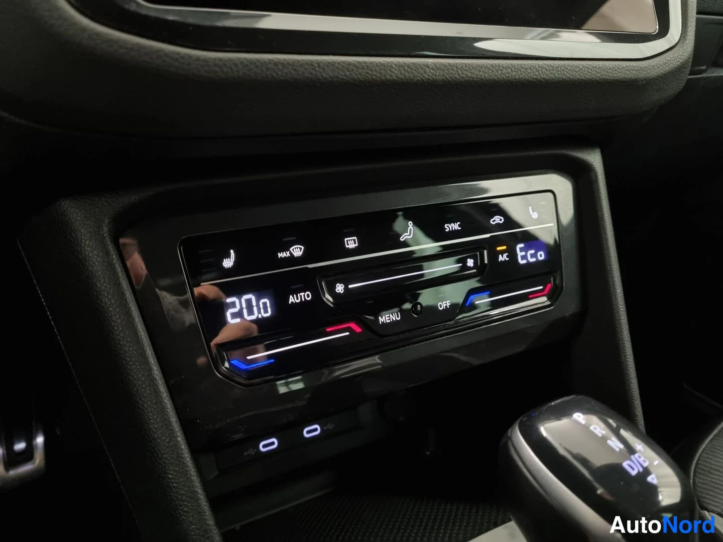 Musta Volkswagen Tiguan 2022, ohjaamo, kuva 9