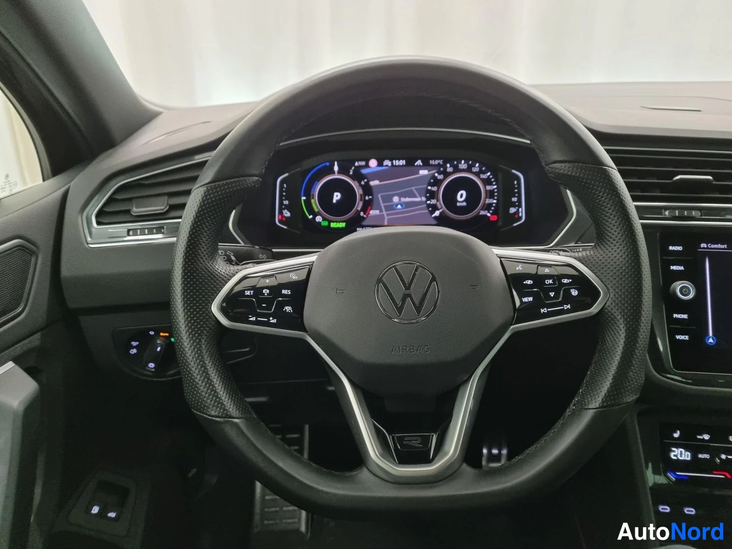 Musta Volkswagen Tiguan 2022, ohjaamo, kuva 10