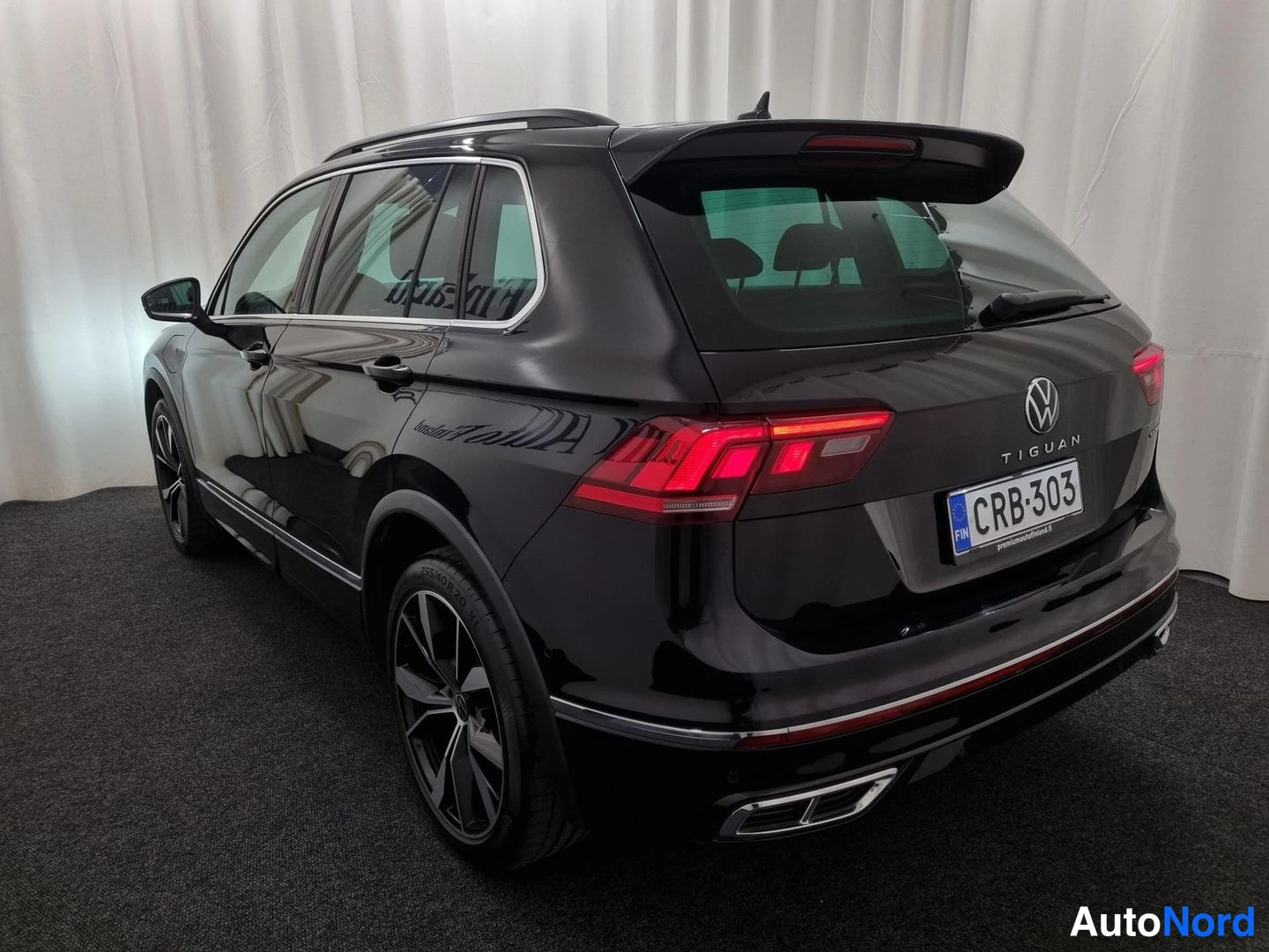 Musta Volkswagen Tiguan 2022, takaviisto, kuva 3