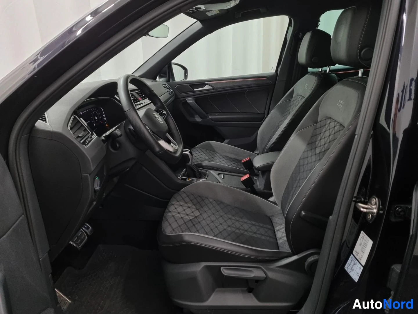 Musta Volkswagen Tiguan 2022, ohjaamo, kuva 5