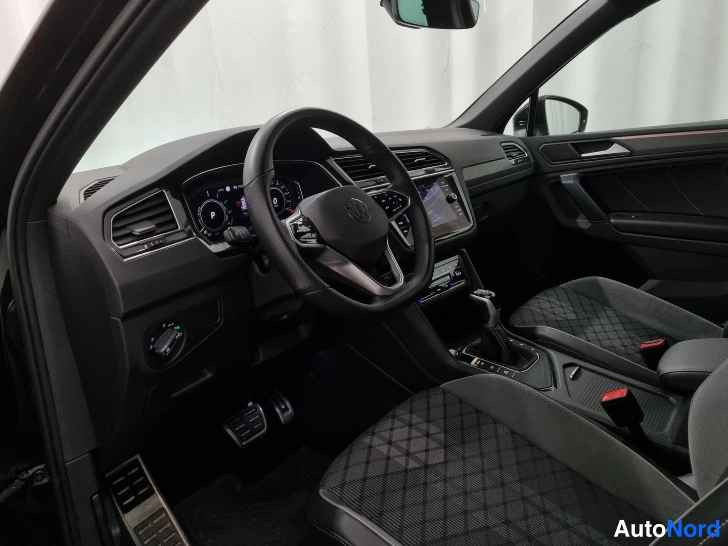 Musta Volkswagen Tiguan 2022, ohjaamo, kuva 6