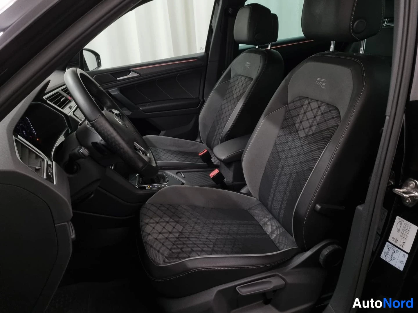 Musta Volkswagen Tiguan 2022, etuistuimet, kuva 11