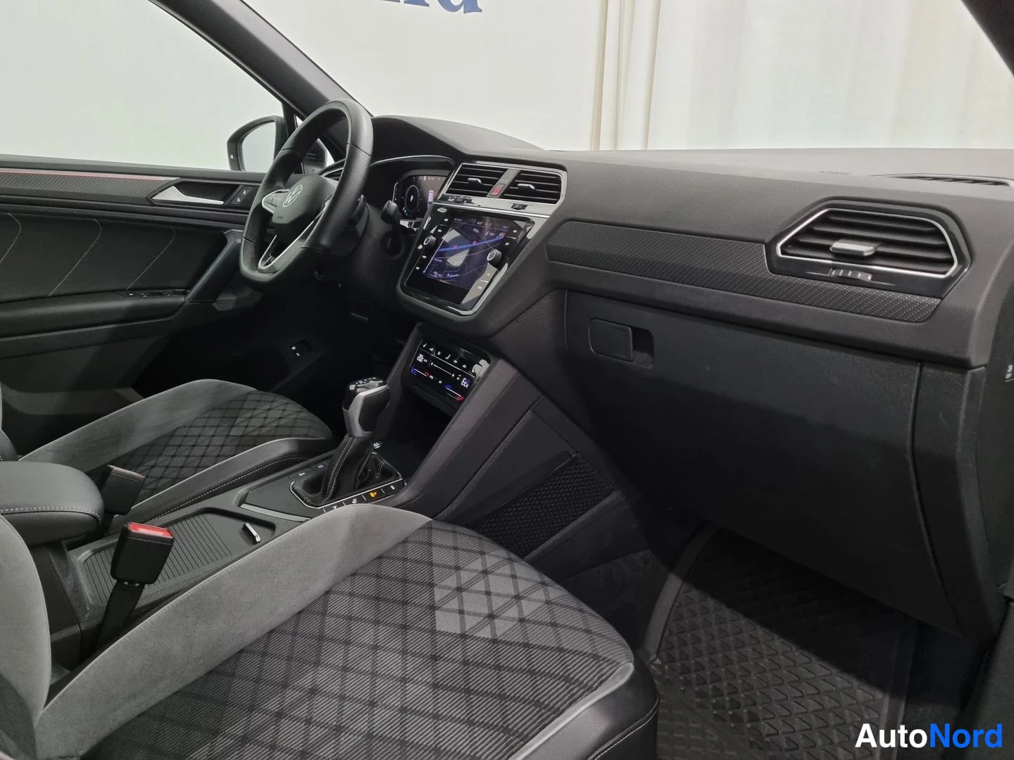 Musta Volkswagen Tiguan 2022, ohjaamo, kuva 7