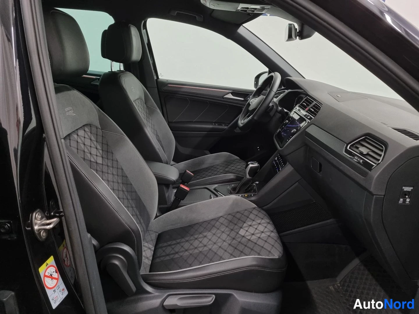 Musta Volkswagen Tiguan 2022, etuistuimet, kuva 12