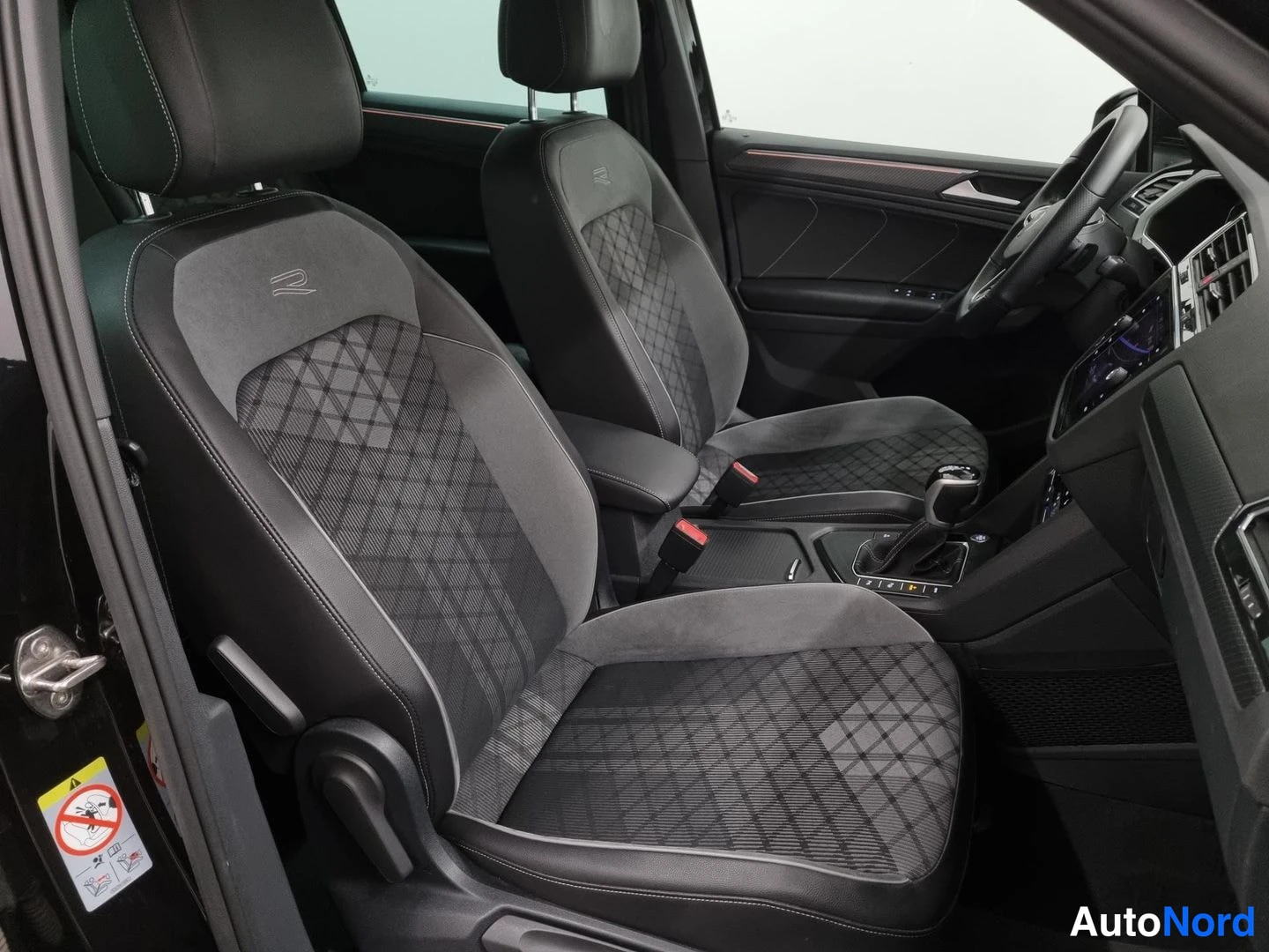 Musta Volkswagen Tiguan 2022, etuistuimet, kuva 13