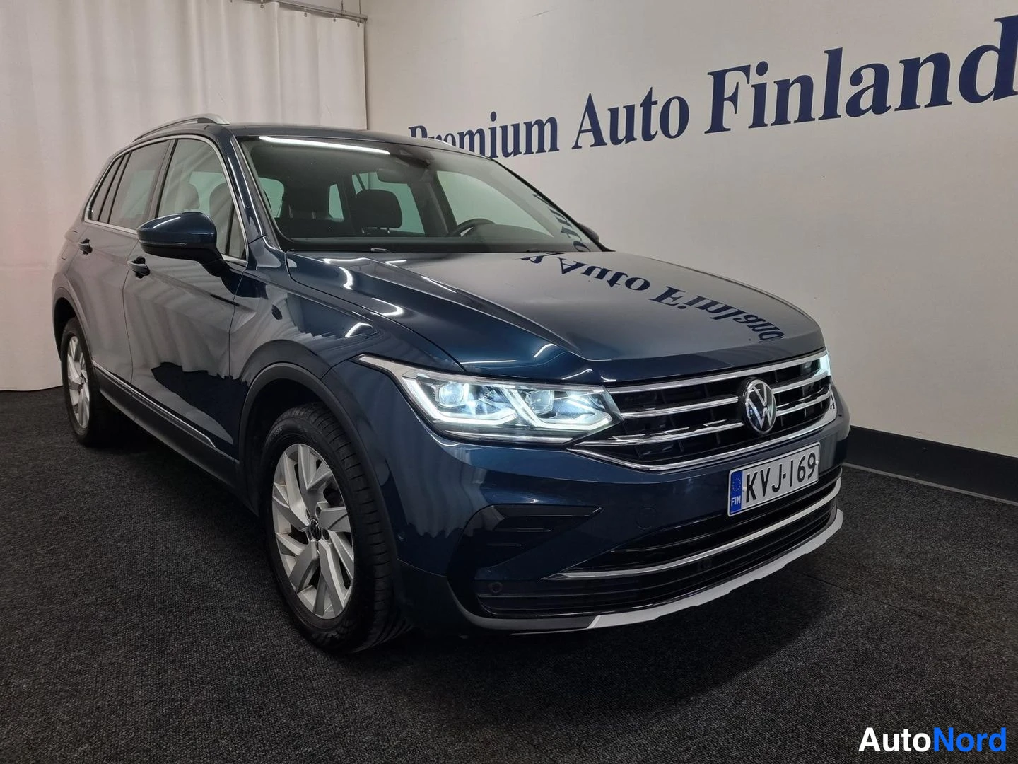 Sininen Volkswagen Tiguan 2023, etuviisto, keula oikealle, kuva 2