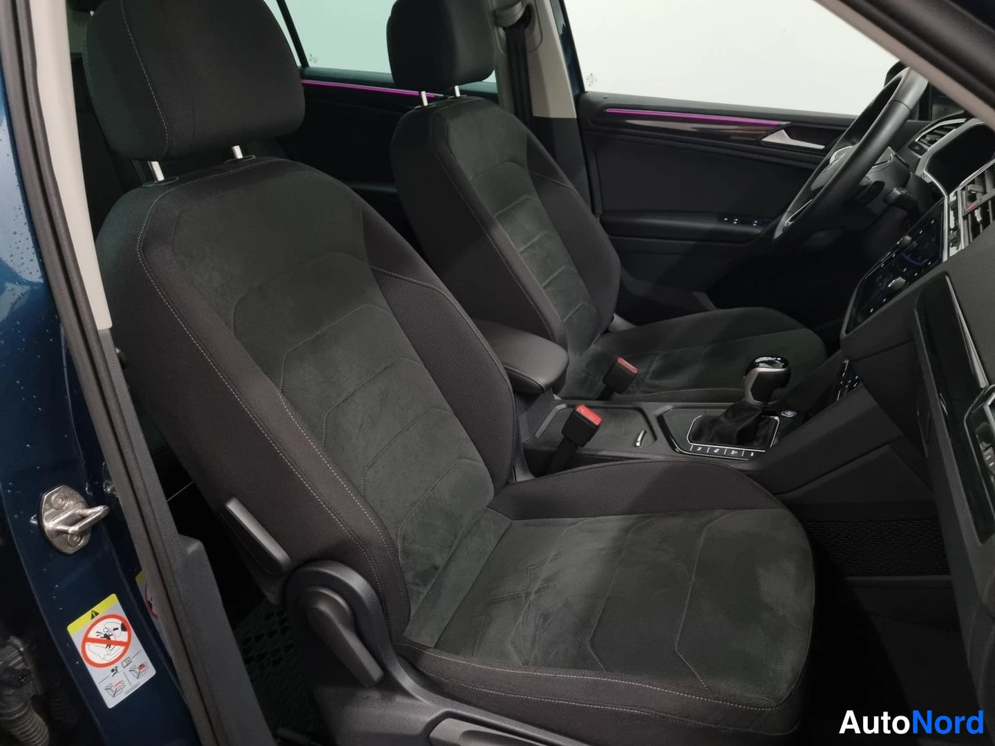 Sininen Volkswagen Tiguan 2023, etuistuimet, kuva 12
