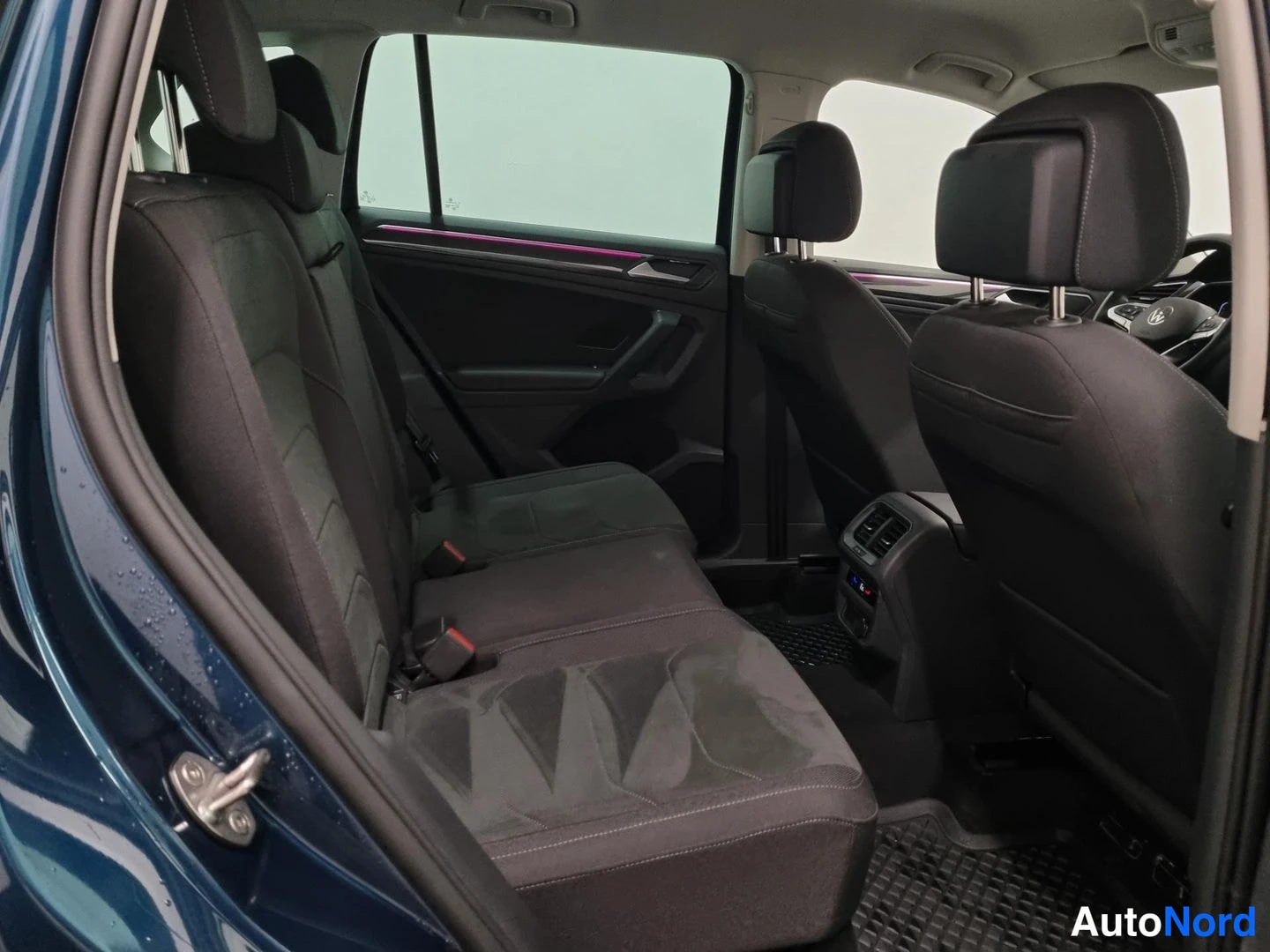 Sininen Volkswagen Tiguan 2023, takaistuimet, kuva 13
