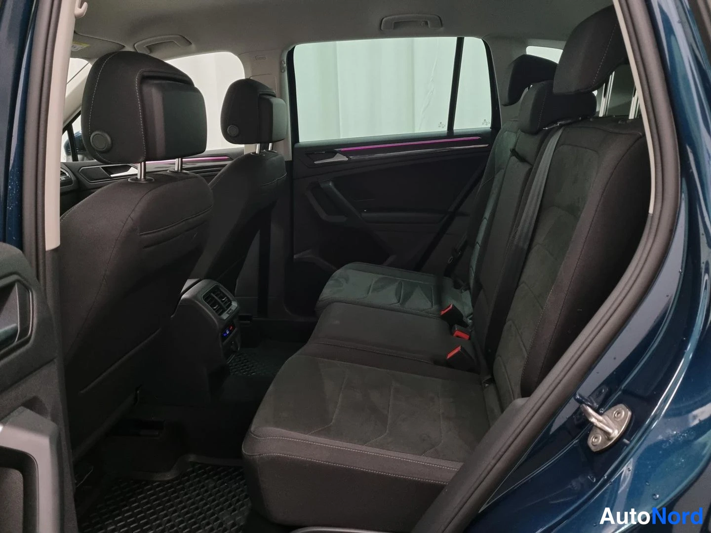 Sininen Volkswagen Tiguan 2023, takaistuimet, kuva 14