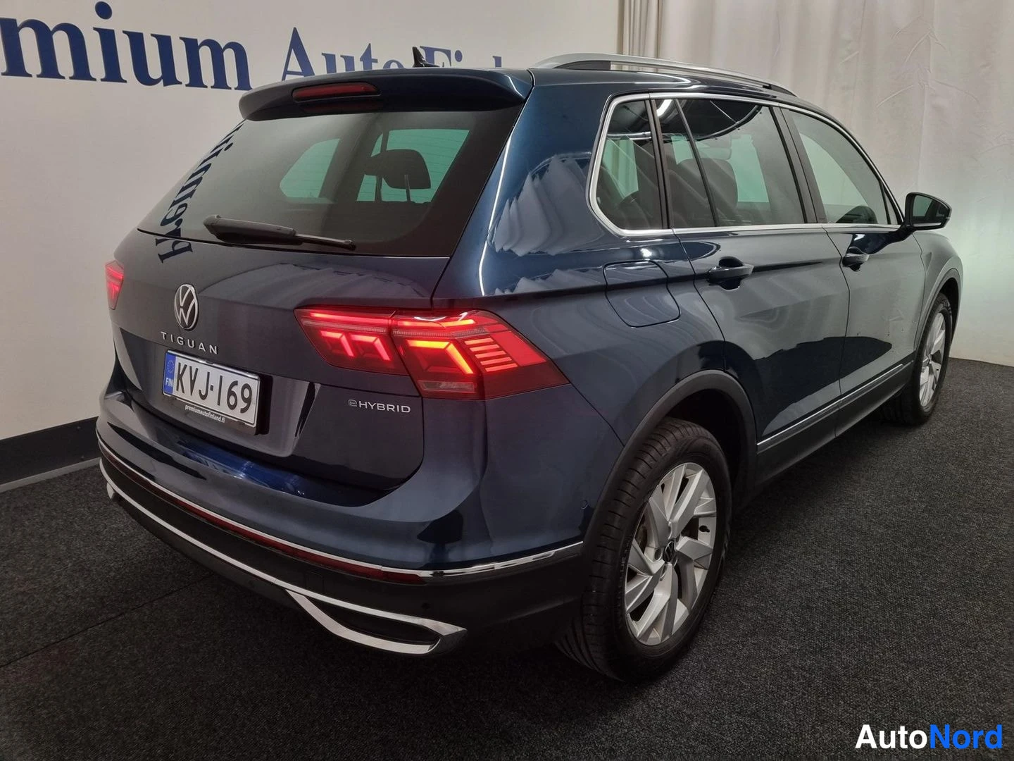 Sininen Volkswagen Tiguan 2023, takaviisto, kuva 4