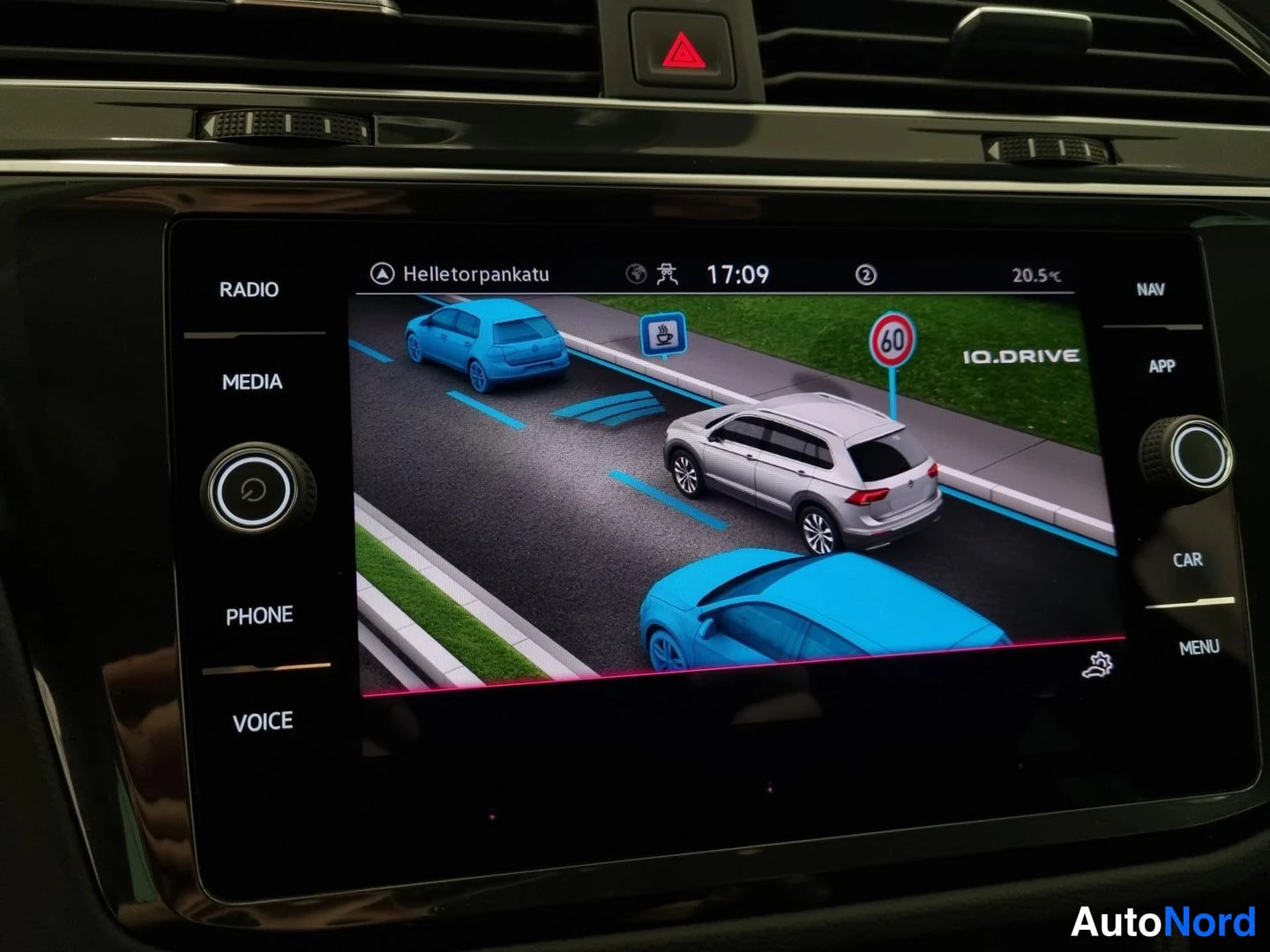 Sininen Volkswagen Tiguan 2023, yksityiskohta, kuva 24