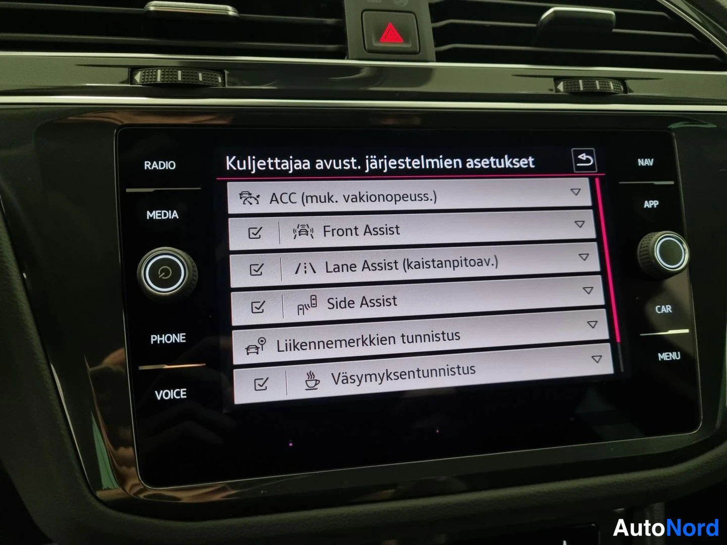 Sininen Volkswagen Tiguan 2023, yksityiskohta, kuva 25
