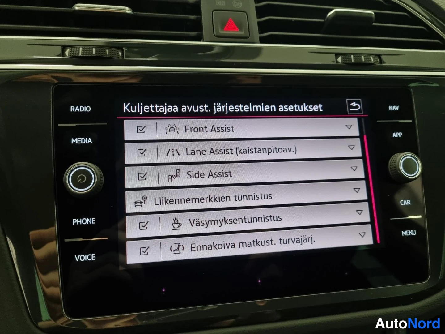 Sininen Volkswagen Tiguan 2023, yksityiskohta, kuva 26