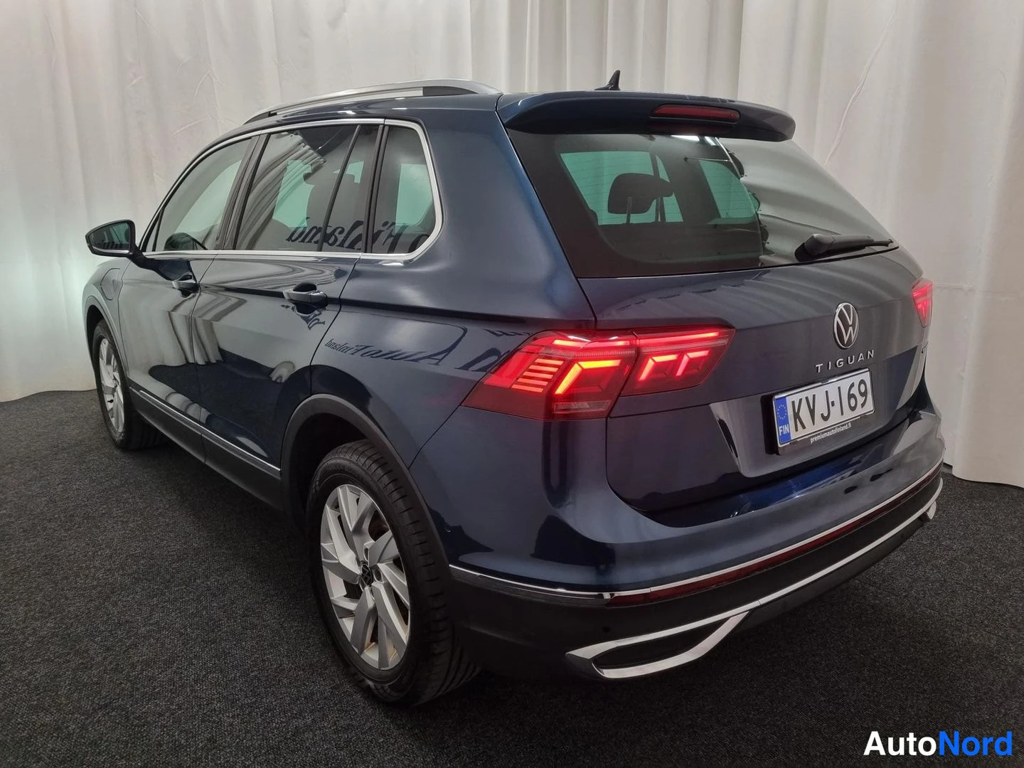Sininen Volkswagen Tiguan 2023, takaviisto, kuva 3