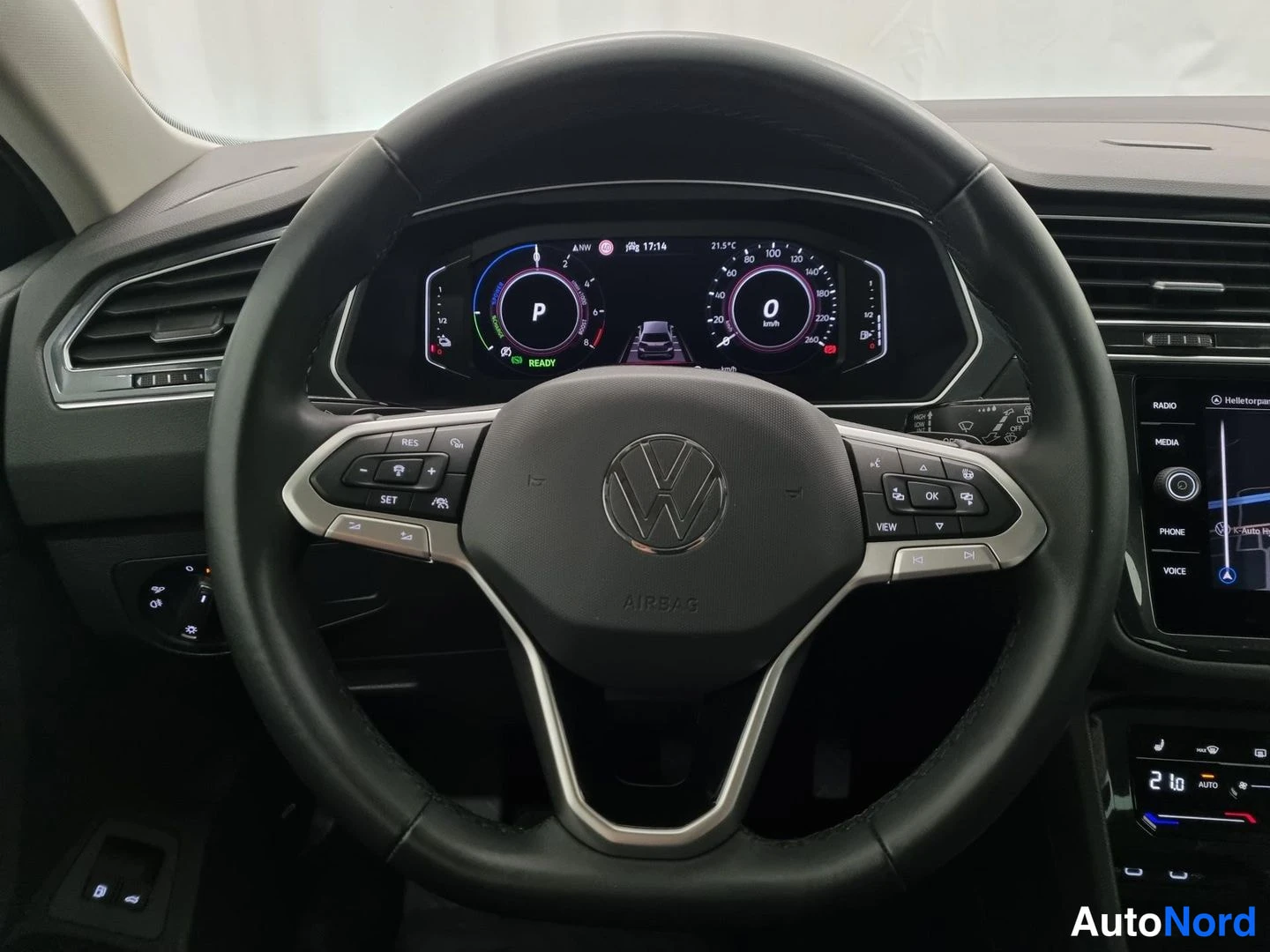 Sininen Volkswagen Tiguan 2023, ohjaamo, kuva 9