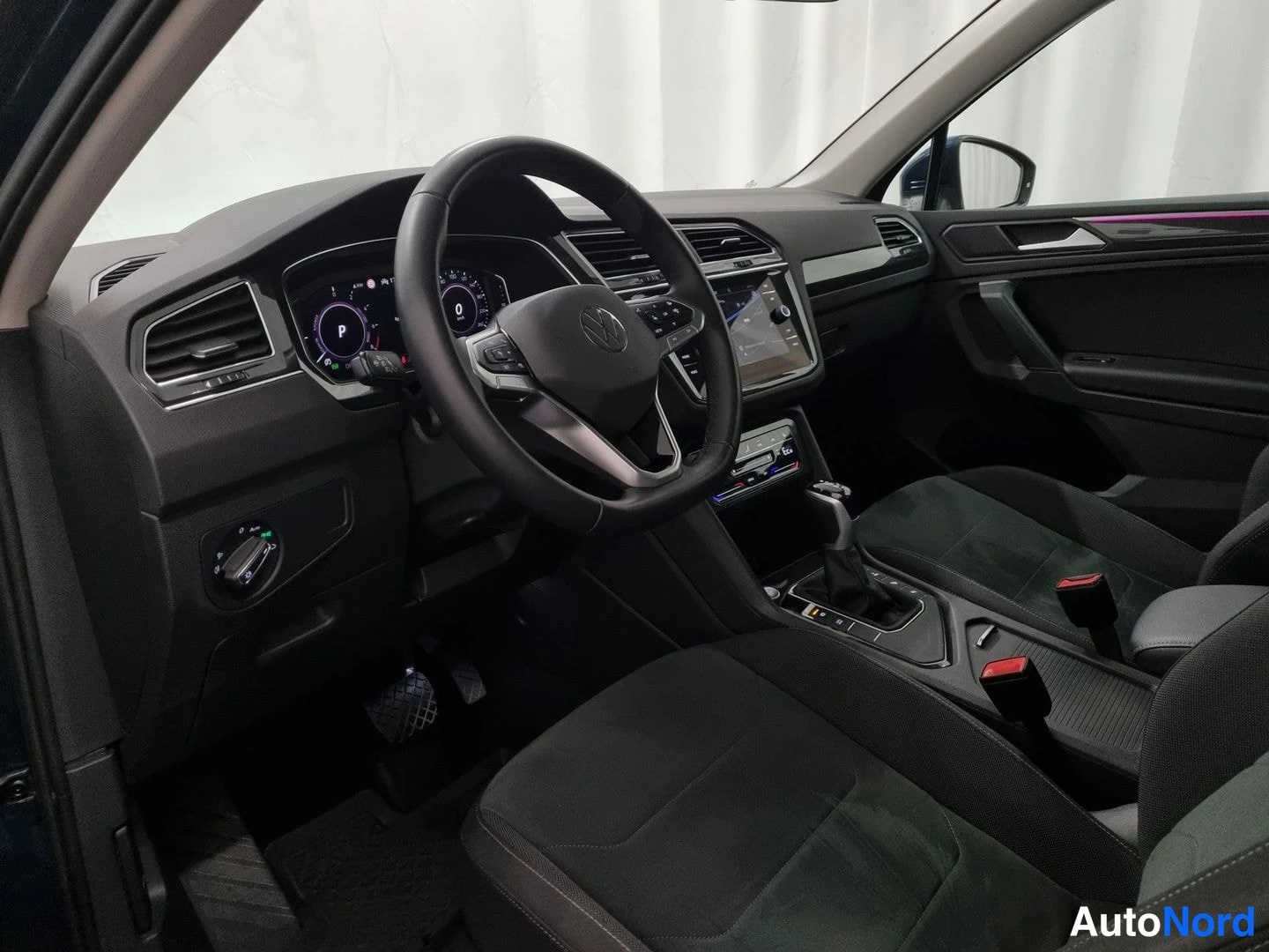 Sininen Volkswagen Tiguan 2023, ohjaamo, kuva 5