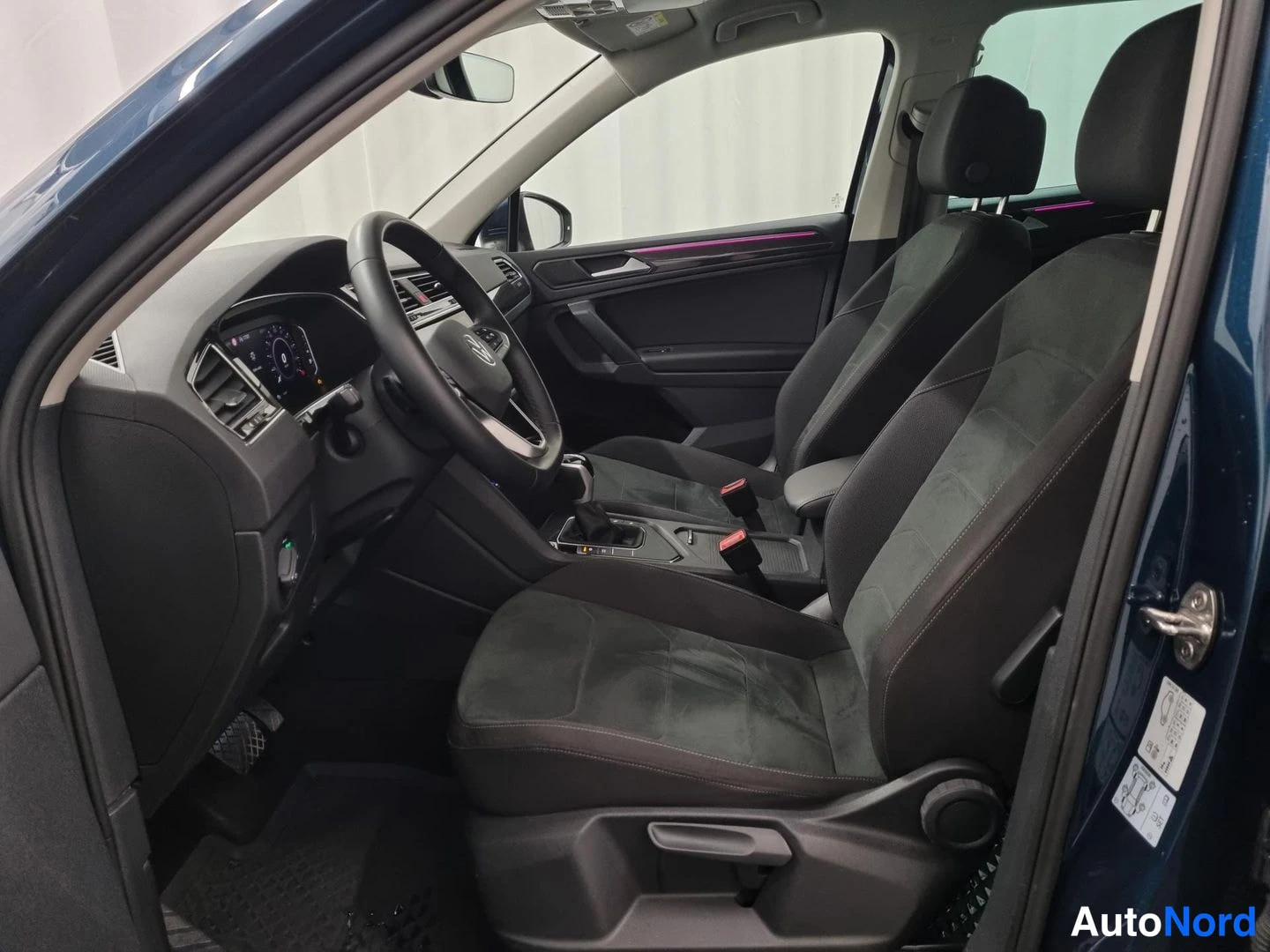 Sininen Volkswagen Tiguan 2023, etuistuimet, kuva 10