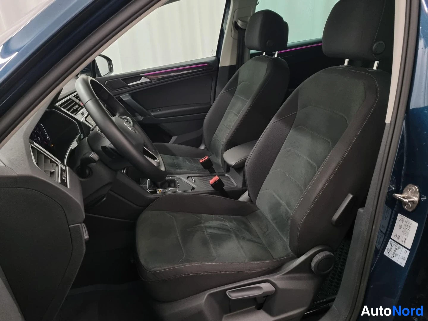 Sininen Volkswagen Tiguan 2023, etuistuimet, kuva 11