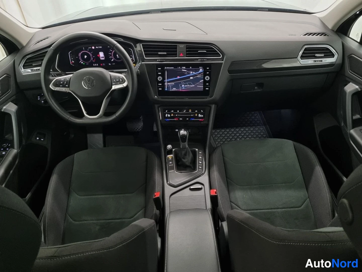Sininen Volkswagen Tiguan 2023, ohjaamo, kuva 6