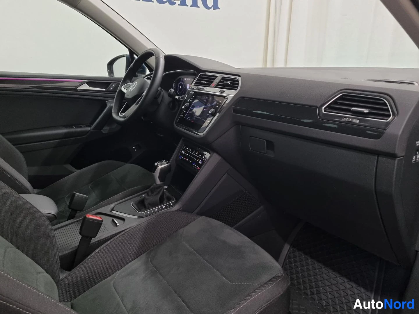 Sininen Volkswagen Tiguan 2023, ohjaamo, kuva 7