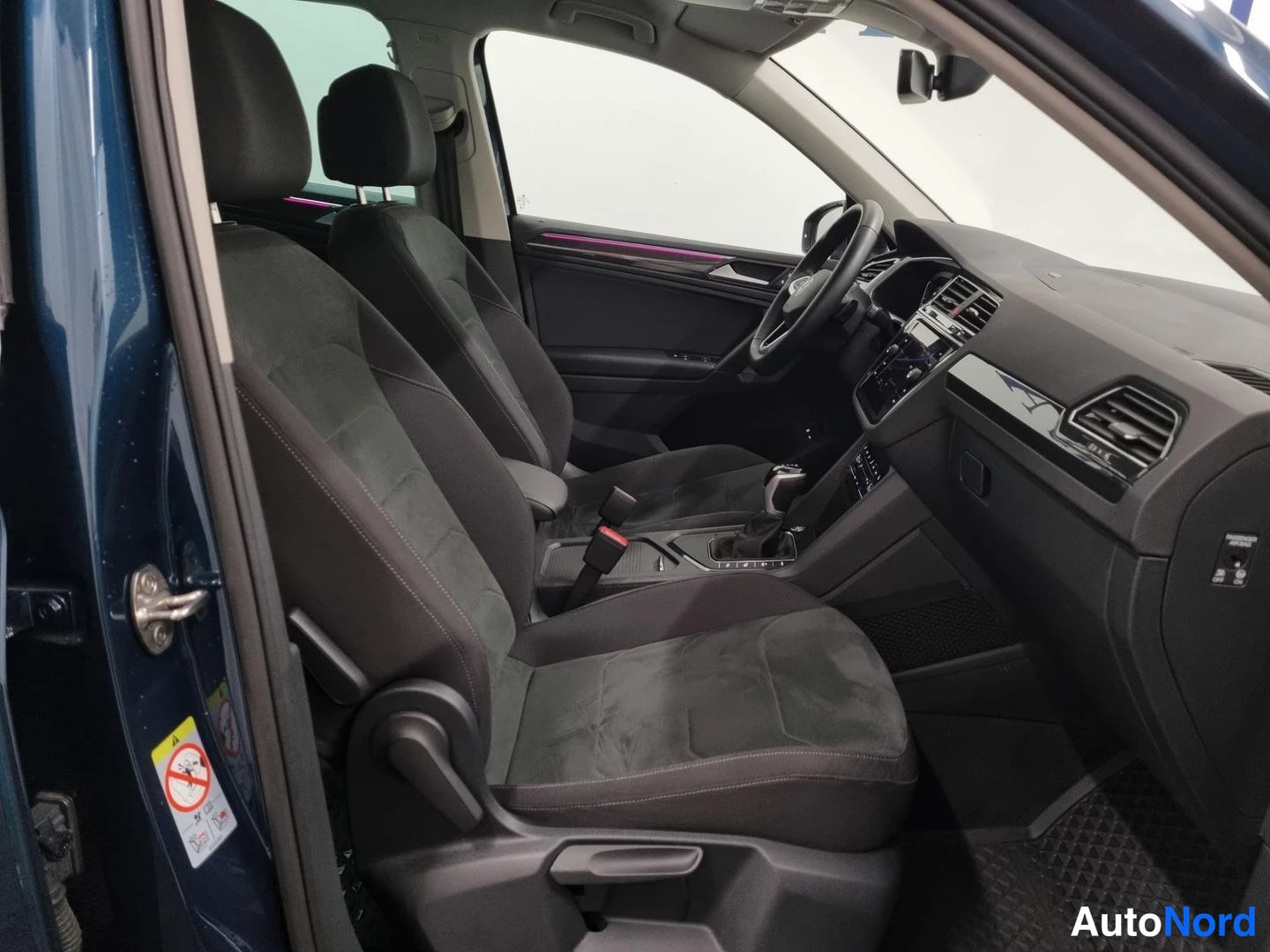 Sininen Volkswagen Tiguan 2023, ohjaamo, kuva 8