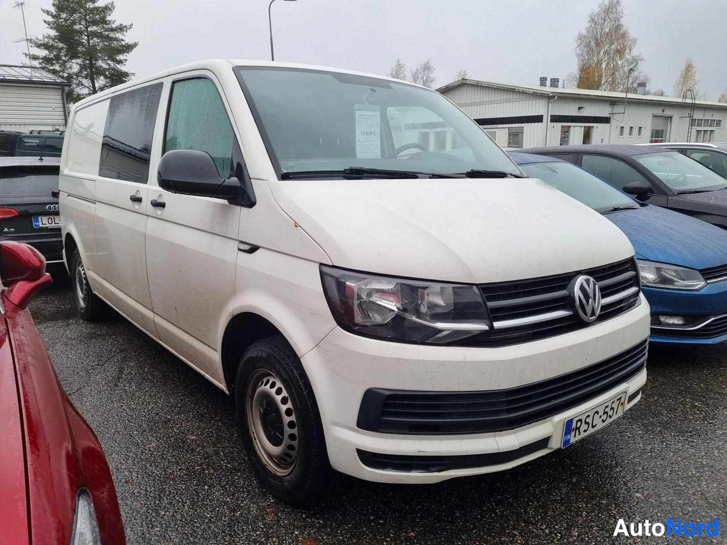 Valkoinen Volkswagen Transporter 2015, etuviisto, keula oikealle, kuva 2