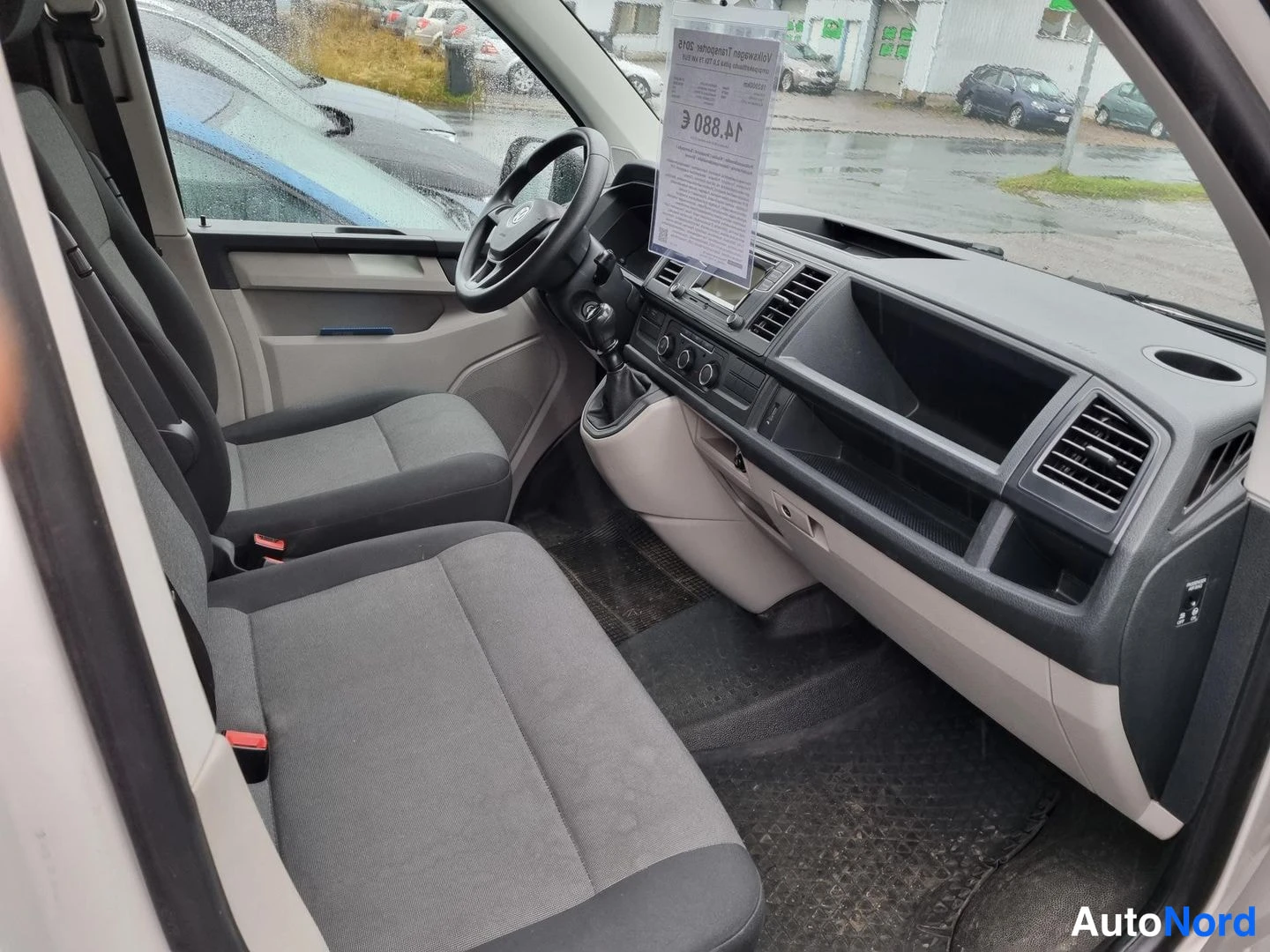 Valkoinen Volkswagen Transporter 2015, etuistuimet, kuva 4