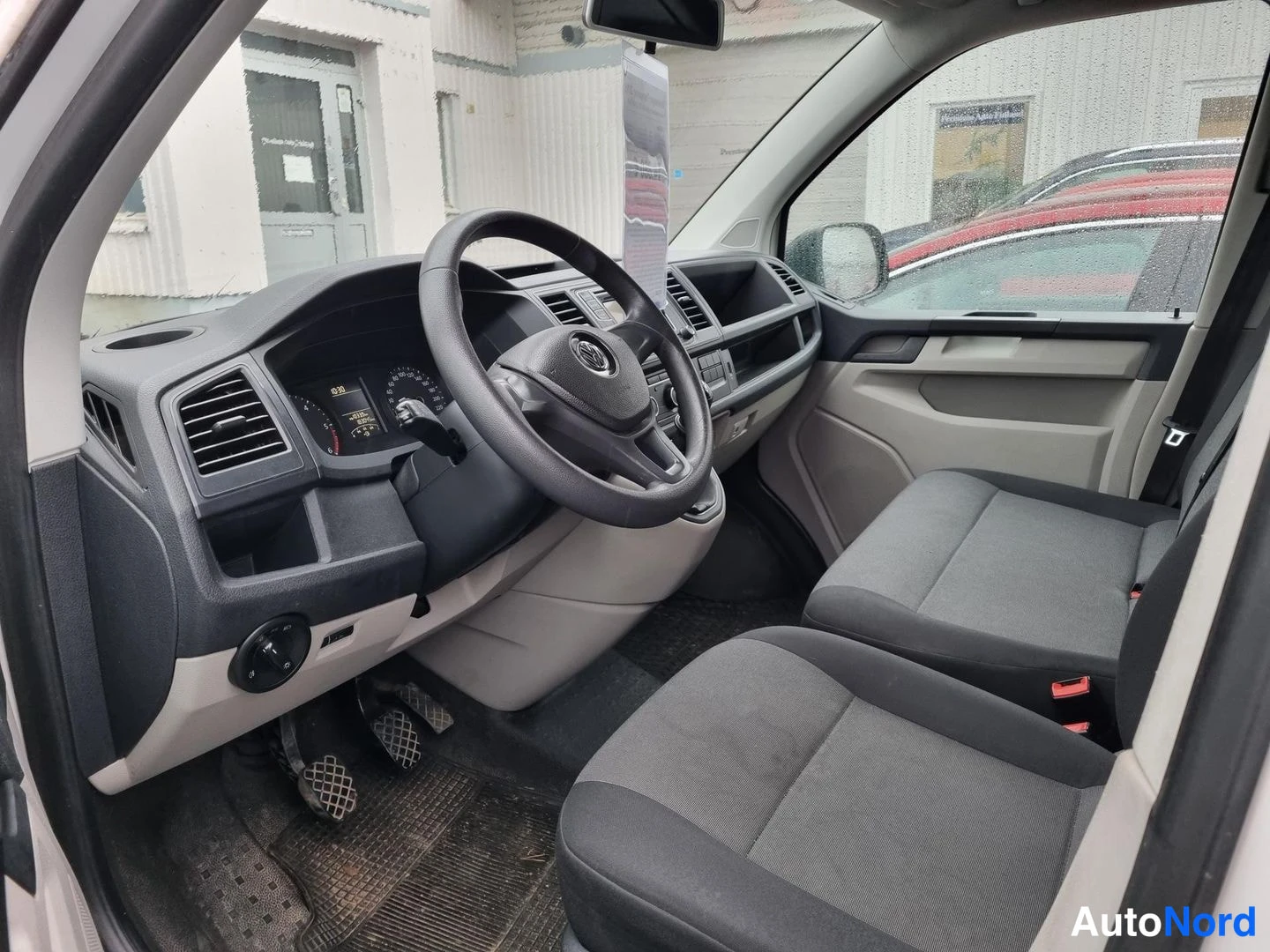 Valkoinen Volkswagen Transporter 2015, ohjaamo, kuva 3