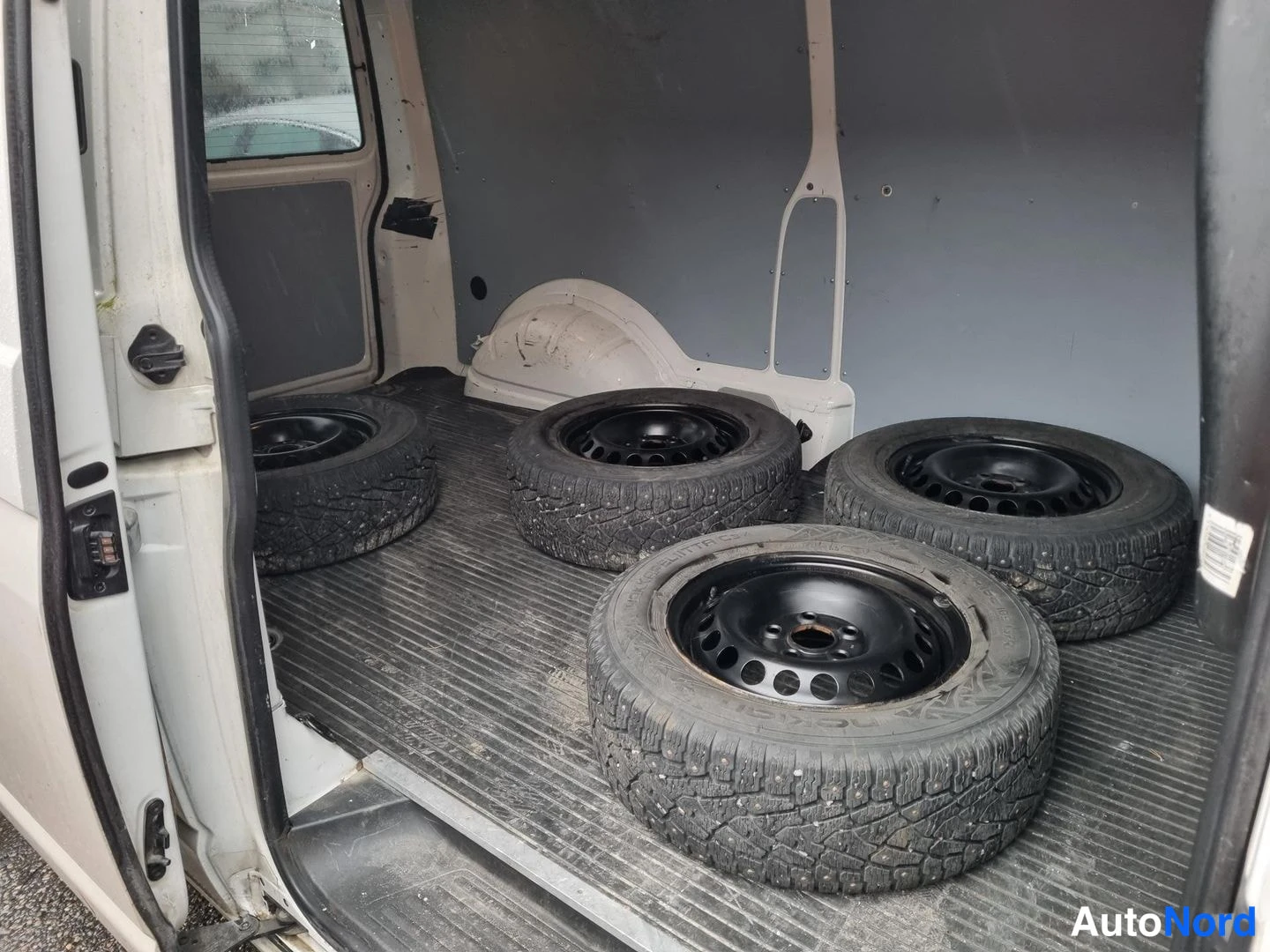 Valkoinen Volkswagen Transporter 2015, tavaratila, kuva 5