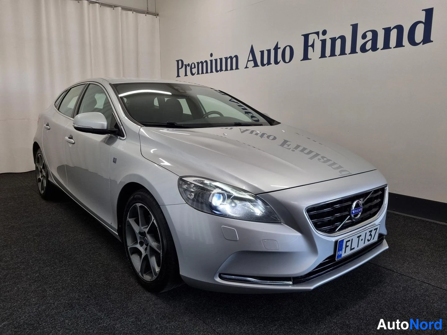 Harmaa Volvo V40 2015, etuviisto, keula oikealle, kuva 2