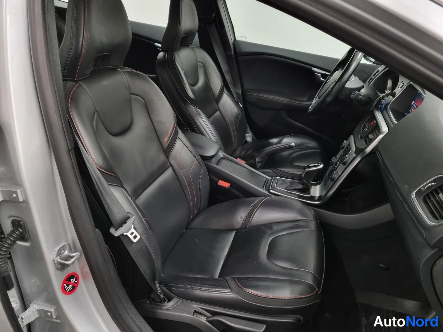 Harmaa Volvo V40 2015, etuistuimet, kuva 11
