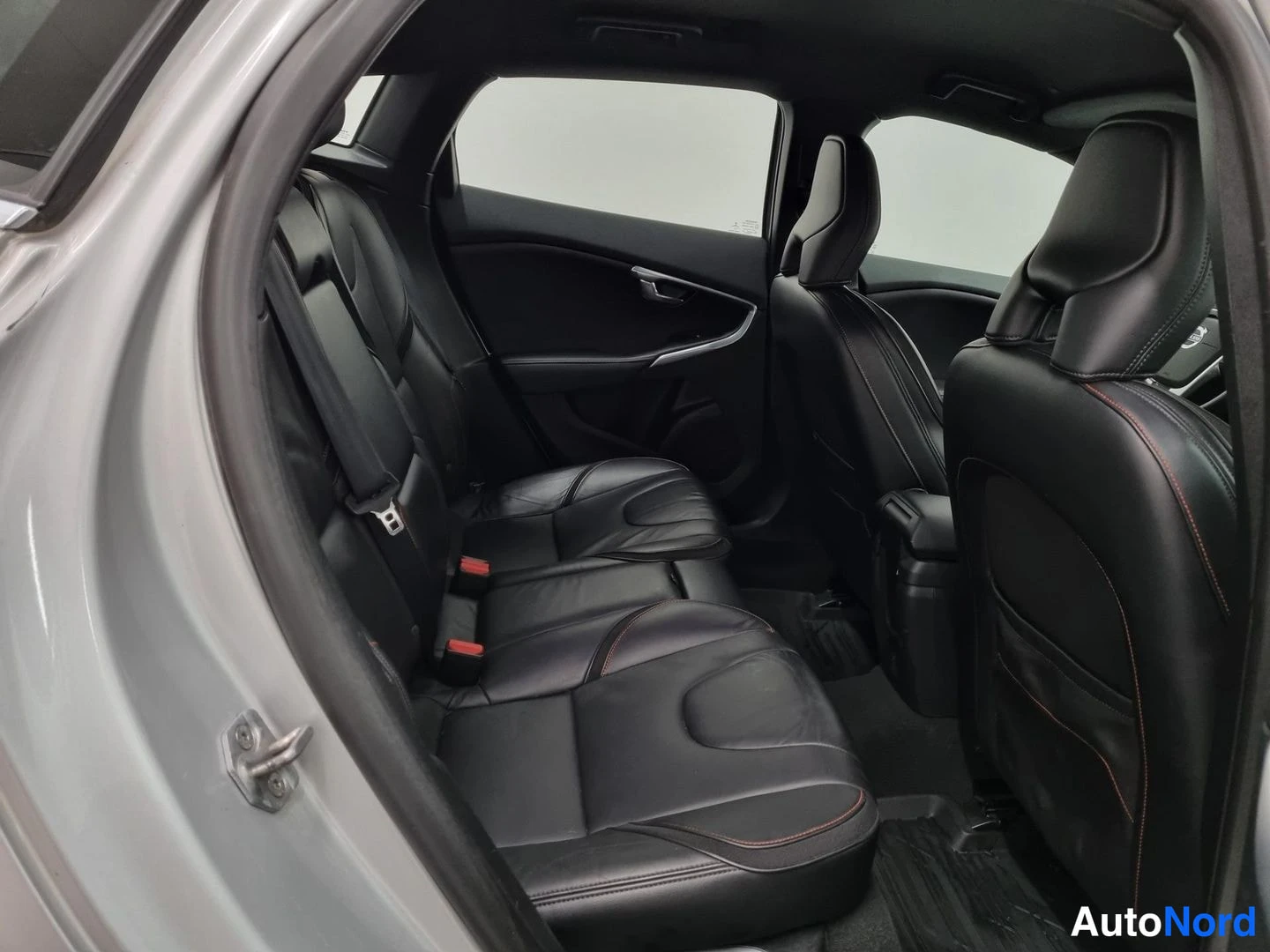 Harmaa Volvo V40 2015, takaistuimet, kuva 12