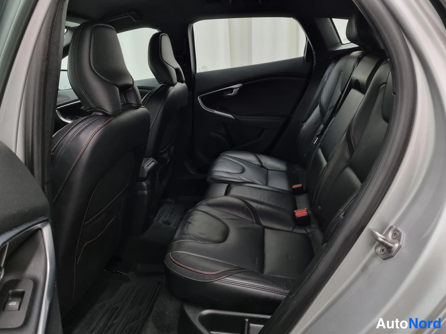 Harmaa Volvo V40 2015, takaistuimet, kuva 13