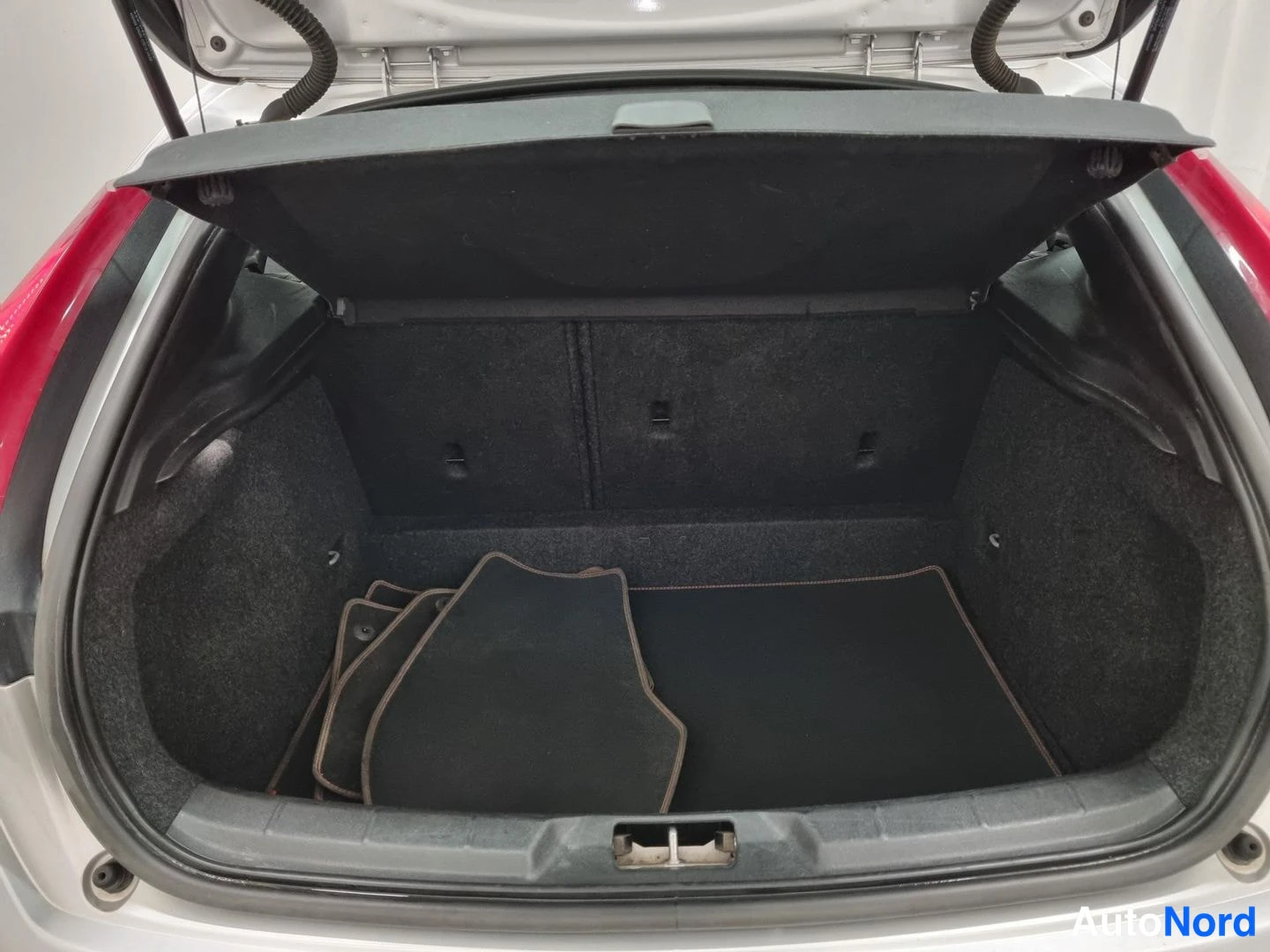 Harmaa Volvo V40 2015, tavaratila, kuva 14