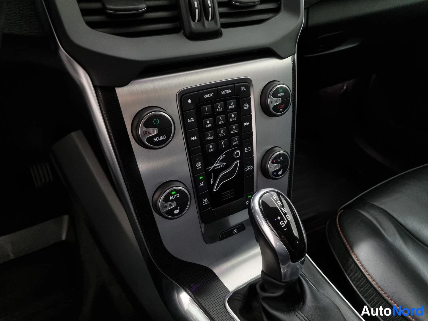 Harmaa Volvo V40 2015, yksityiskohta, kuva 16