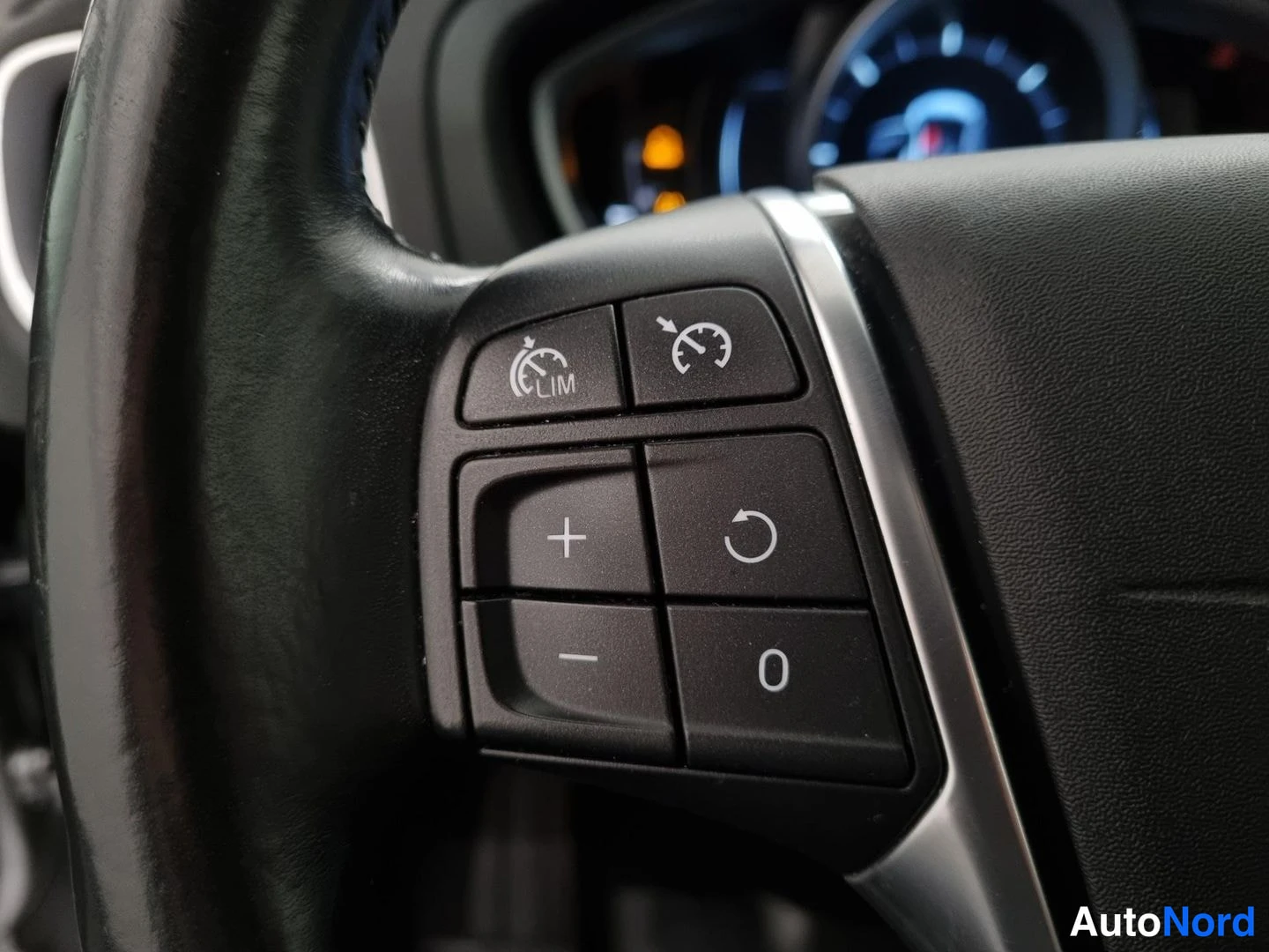 Harmaa Volvo V40 2015, yksityiskohta, kuva 19