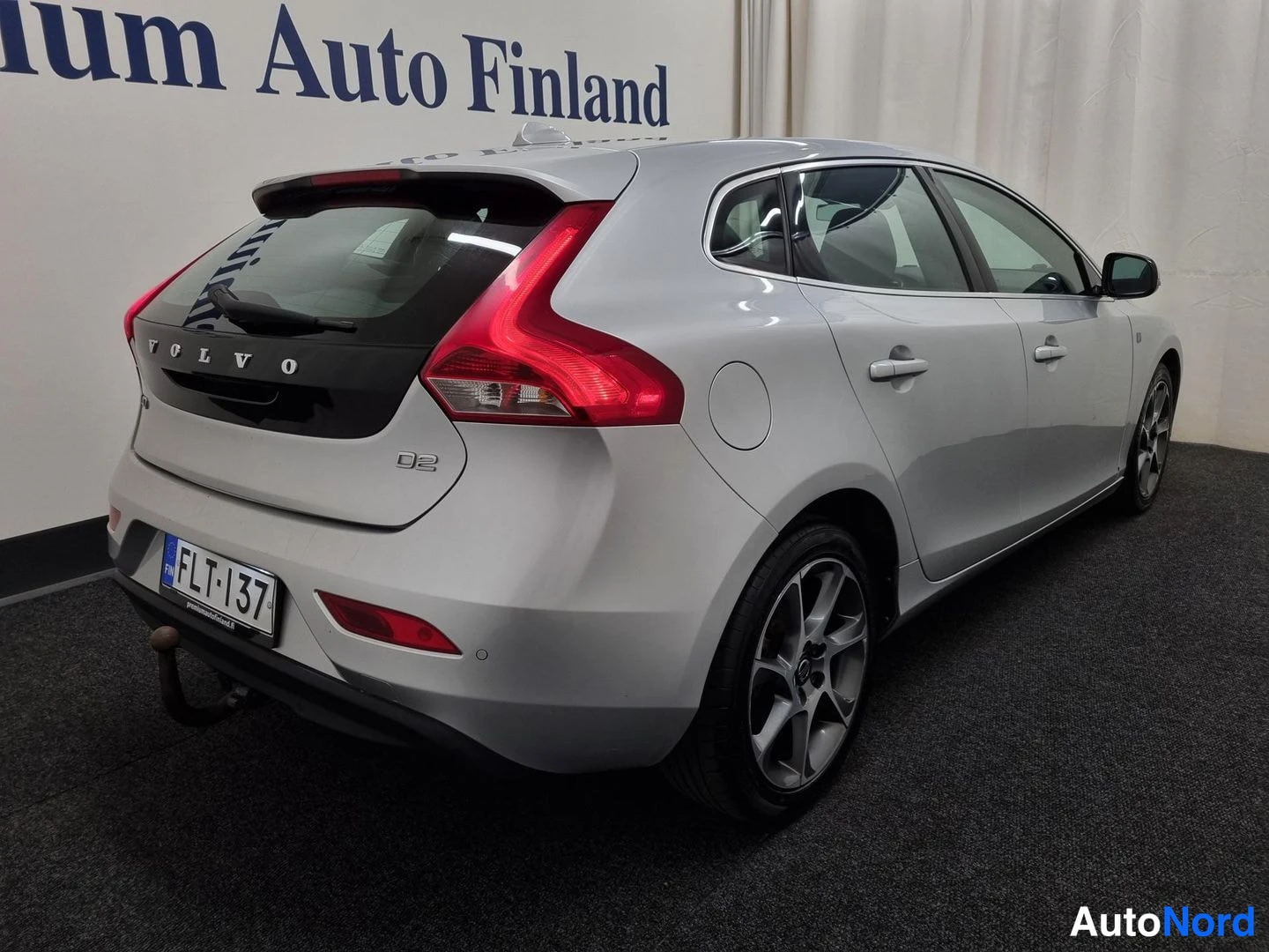 Harmaa Volvo V40 2015, takaviisto, kuva 3