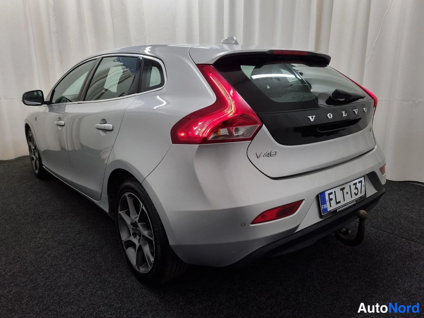 Harmaa Volvo V40 2015, takaviisto, kuva 4