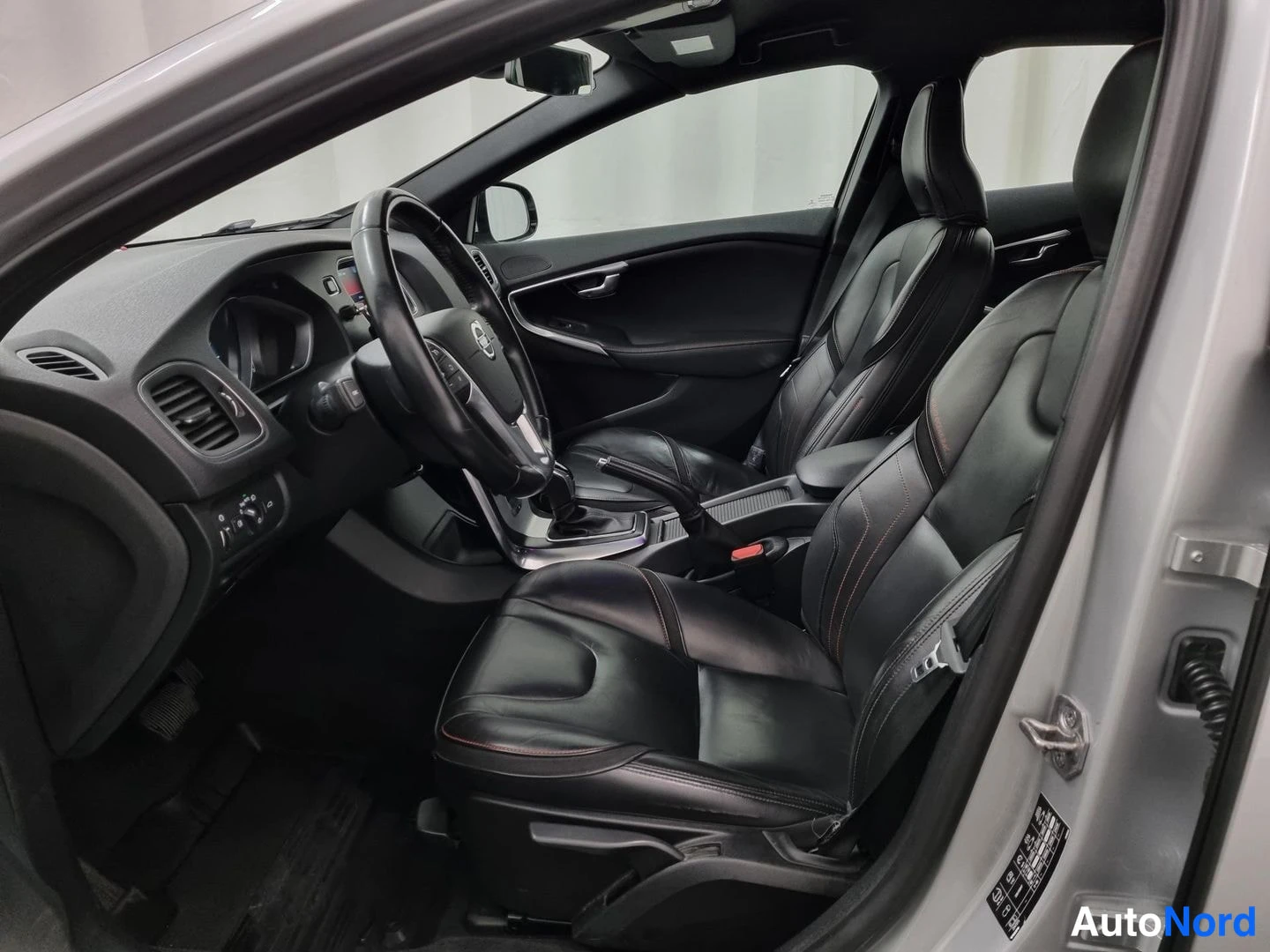 Harmaa Volvo V40 2015, etuistuimet, kuva 9