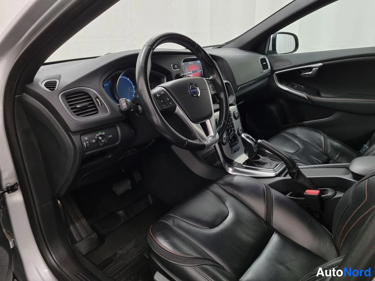 Harmaa Volvo V40 2015, ohjaamo, kuva 5