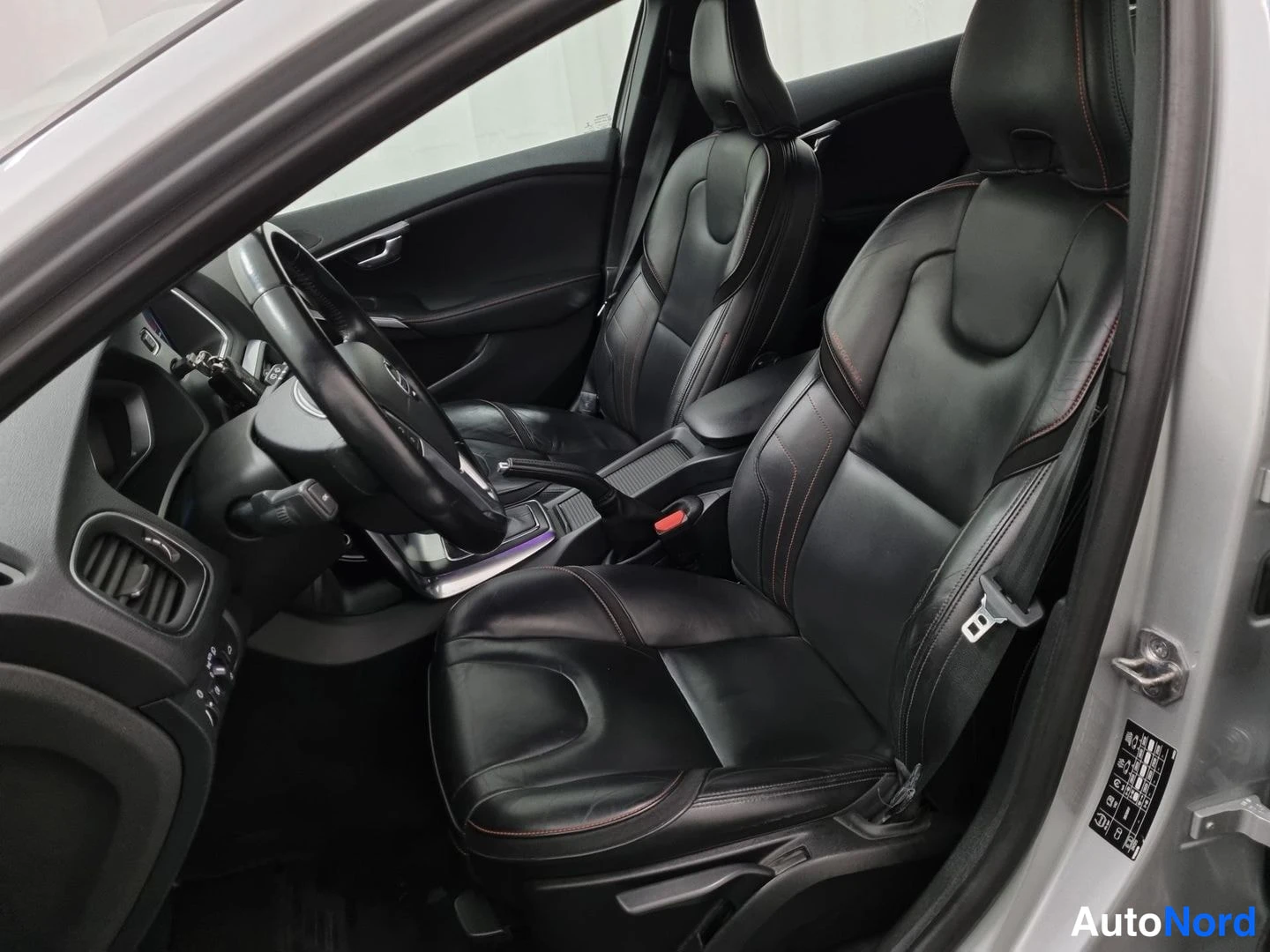 Harmaa Volvo V40 2015, etuistuimet, kuva 10