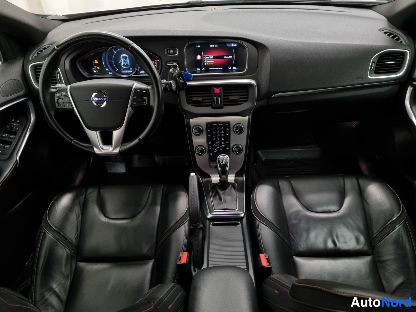 Harmaa Volvo V40 2015, ohjaamo, kuva 6