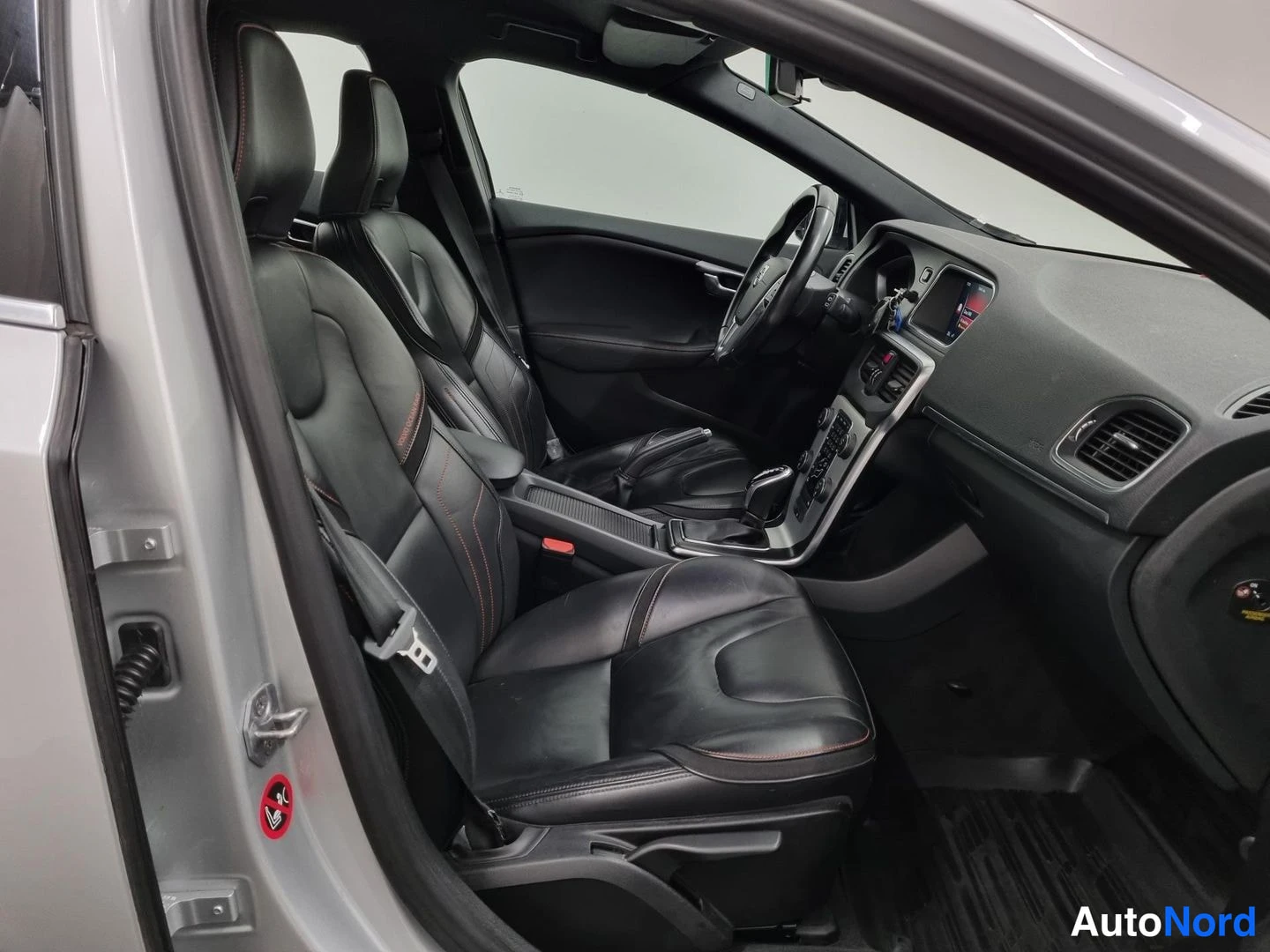Harmaa Volvo V40 2015, ohjaamo, kuva 8