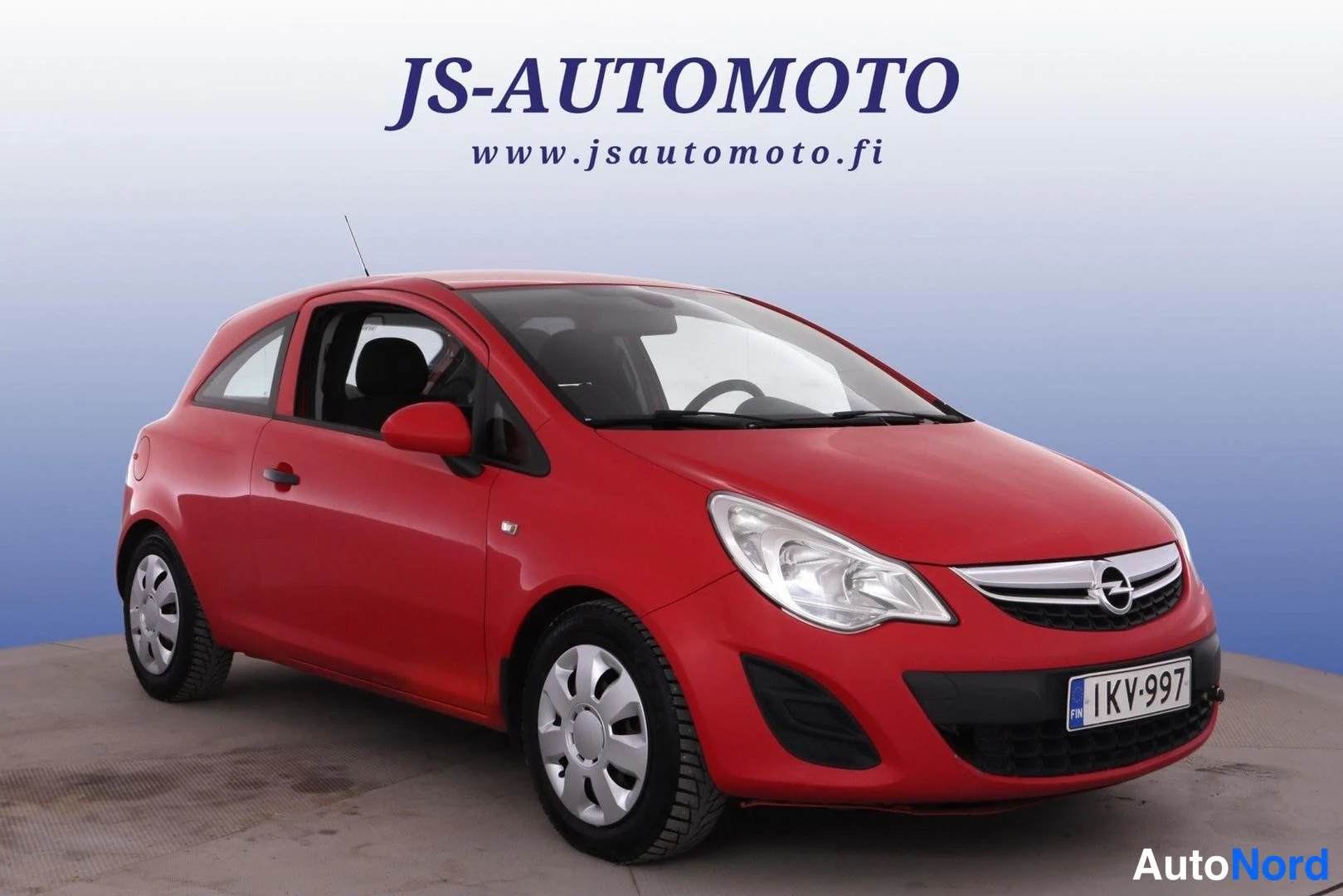Punainen Opel Corsa 2012, etuviisto, keula oikealle, kuva 2