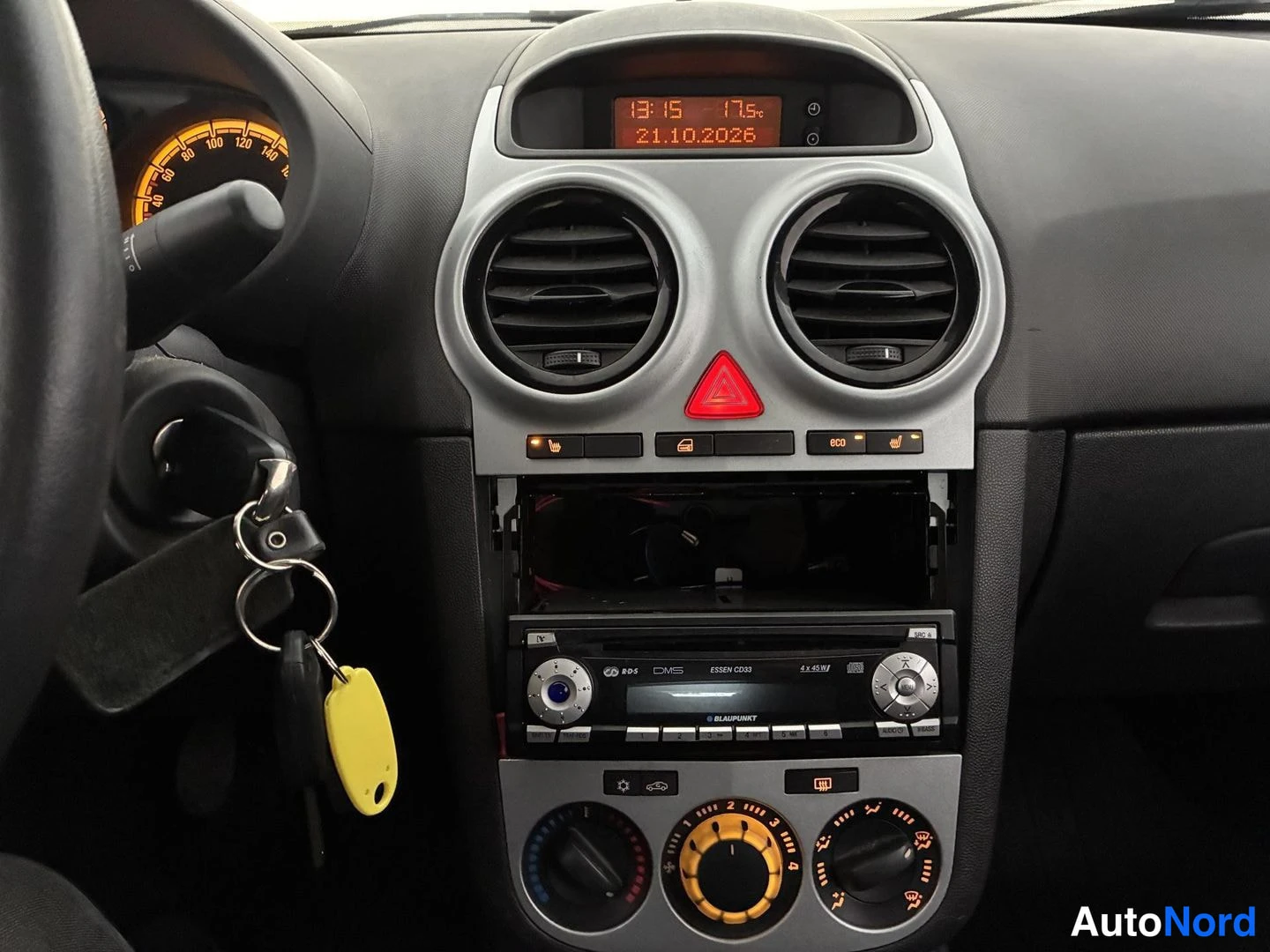 Punainen Opel Corsa 2012, ohjaamo, kuva 10