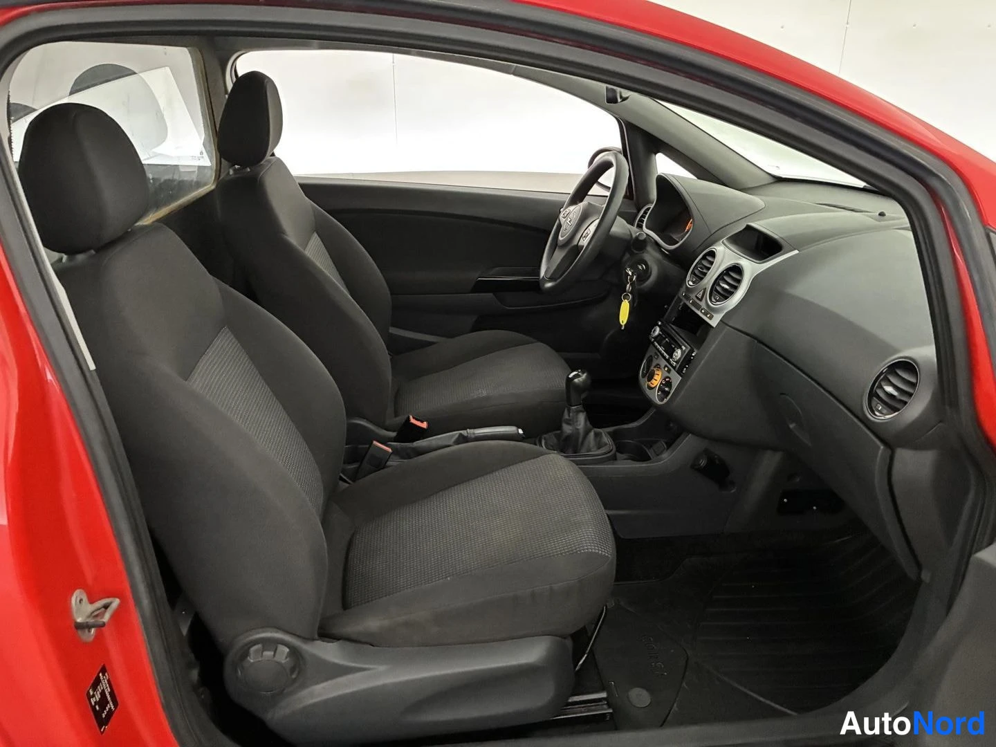 Punainen Opel Corsa 2012, etuistuimet, kuva 12