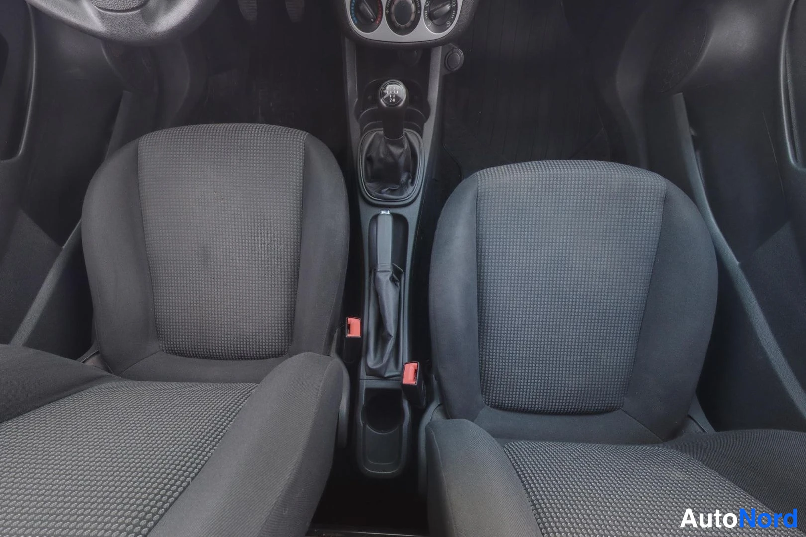 Punainen Opel Corsa 2012, etuistuimet, kuva 13