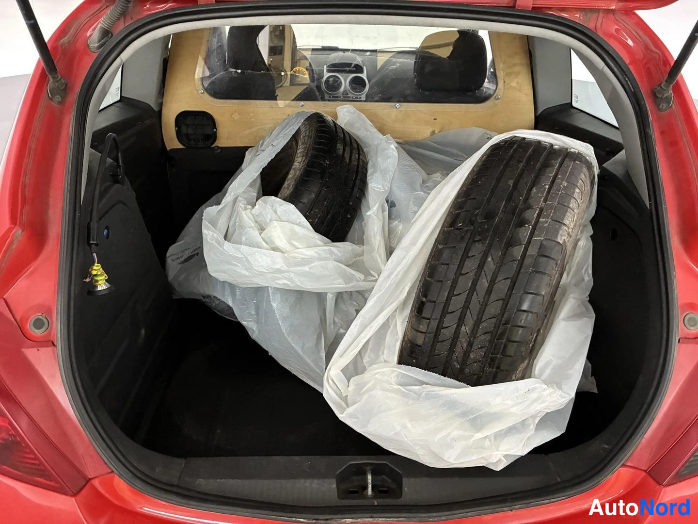 Punainen Opel Corsa 2012, tavaratila, kuva 14
