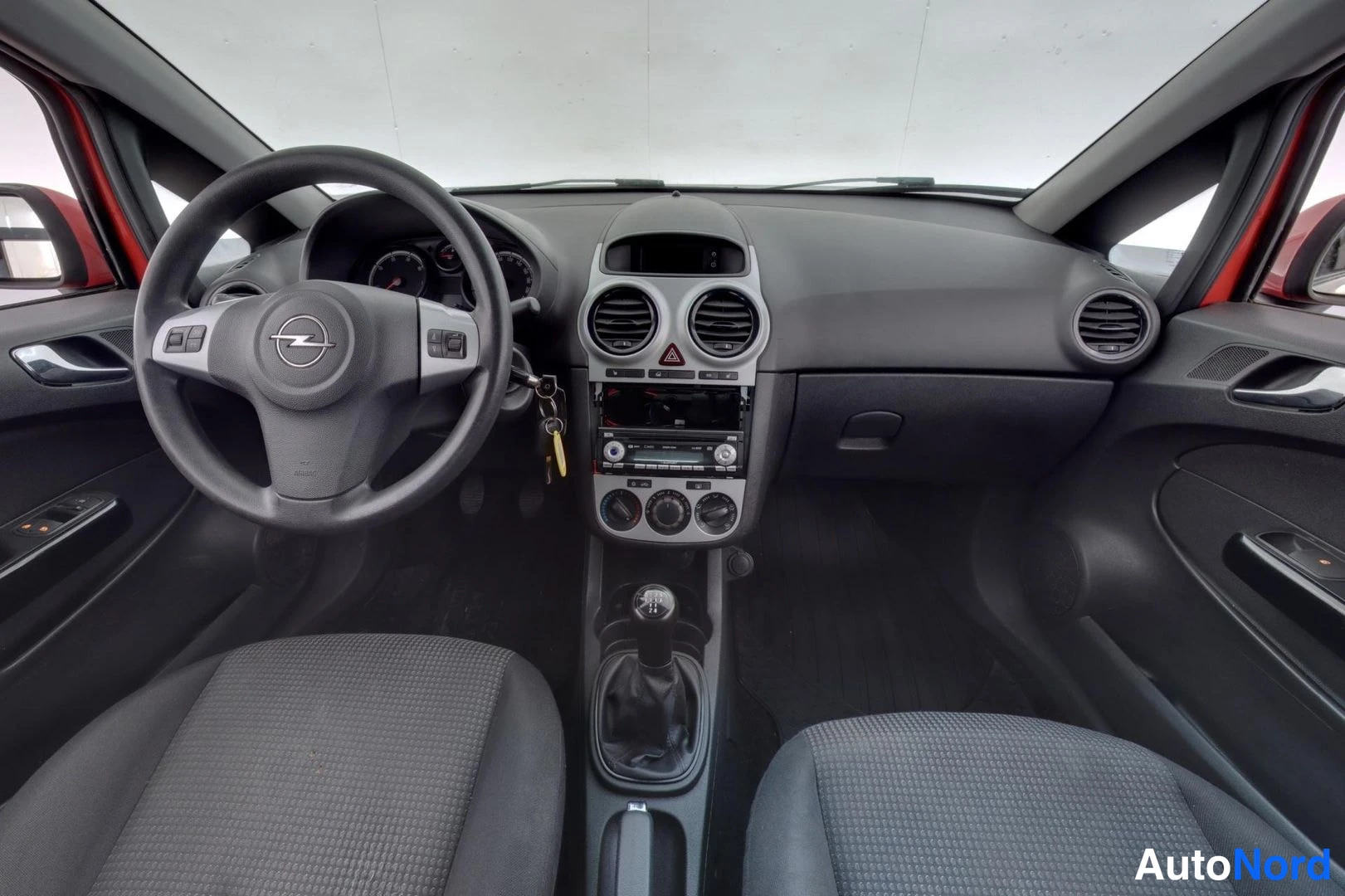 Punainen Opel Corsa 2012, ohjaamo, kuva 7
