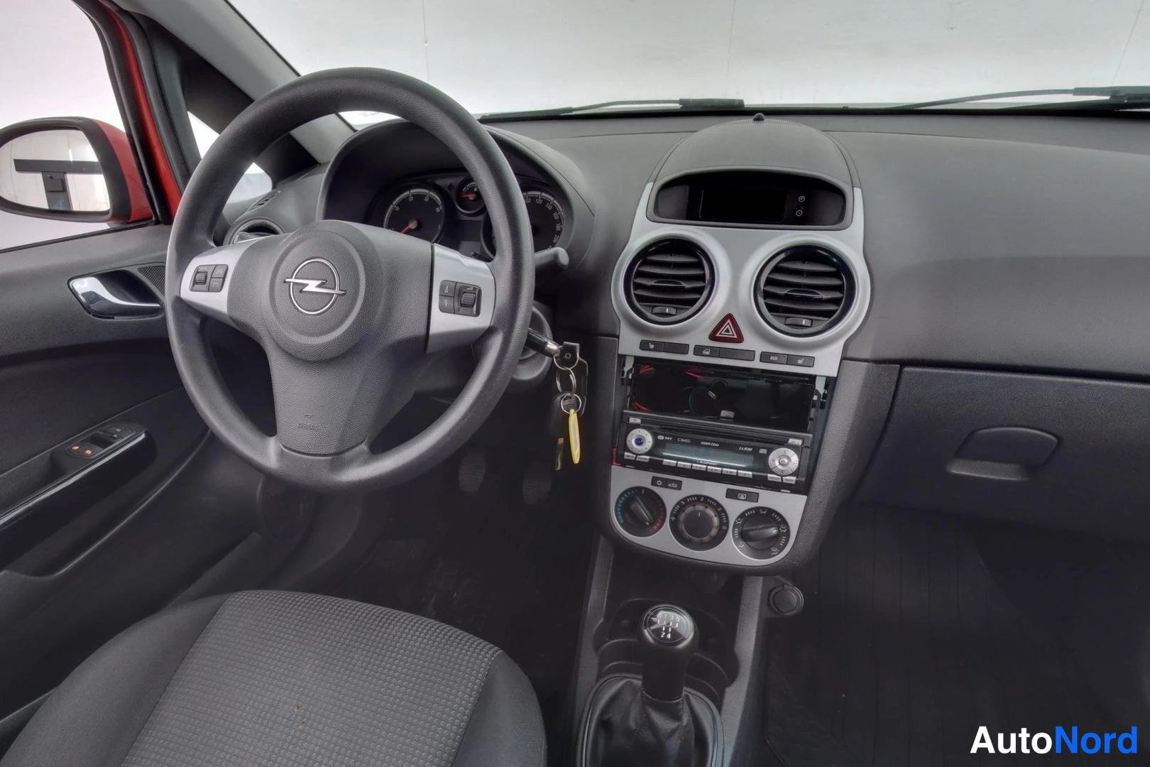 Punainen Opel Corsa 2012, ohjaamo, kuva 8